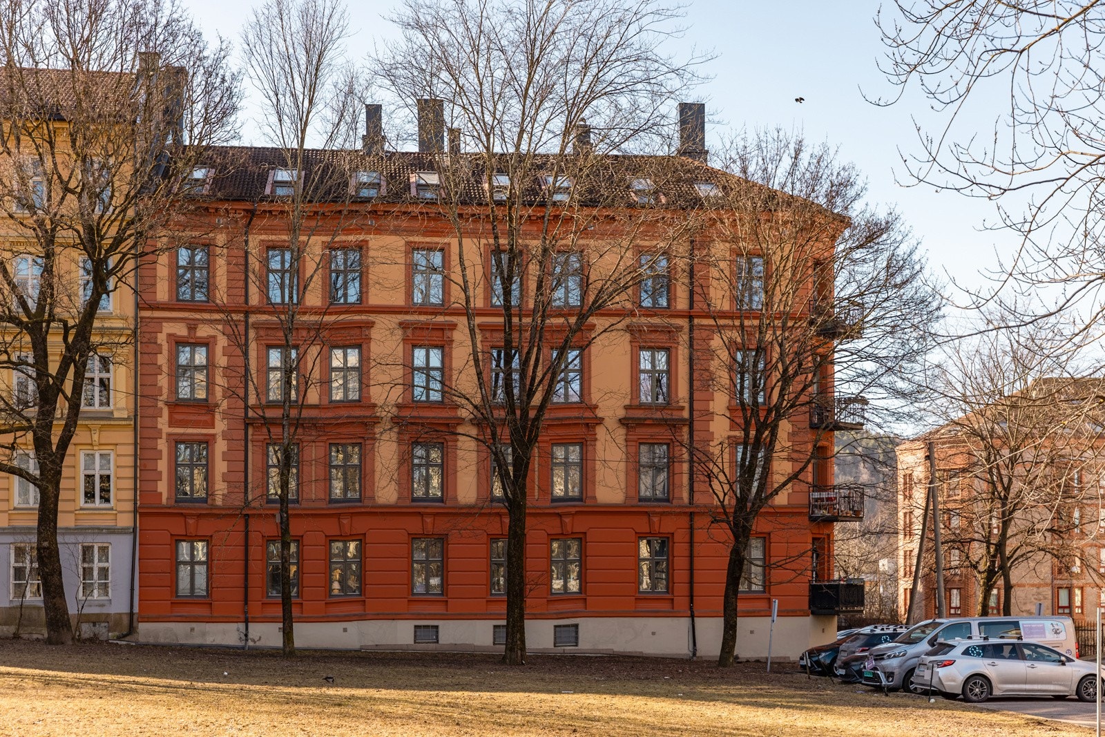 Borettslaget disponerer 4 parkeringsplasser som leies ut etter ansienitet for kr 700,- pr. mnd. Galleribilde