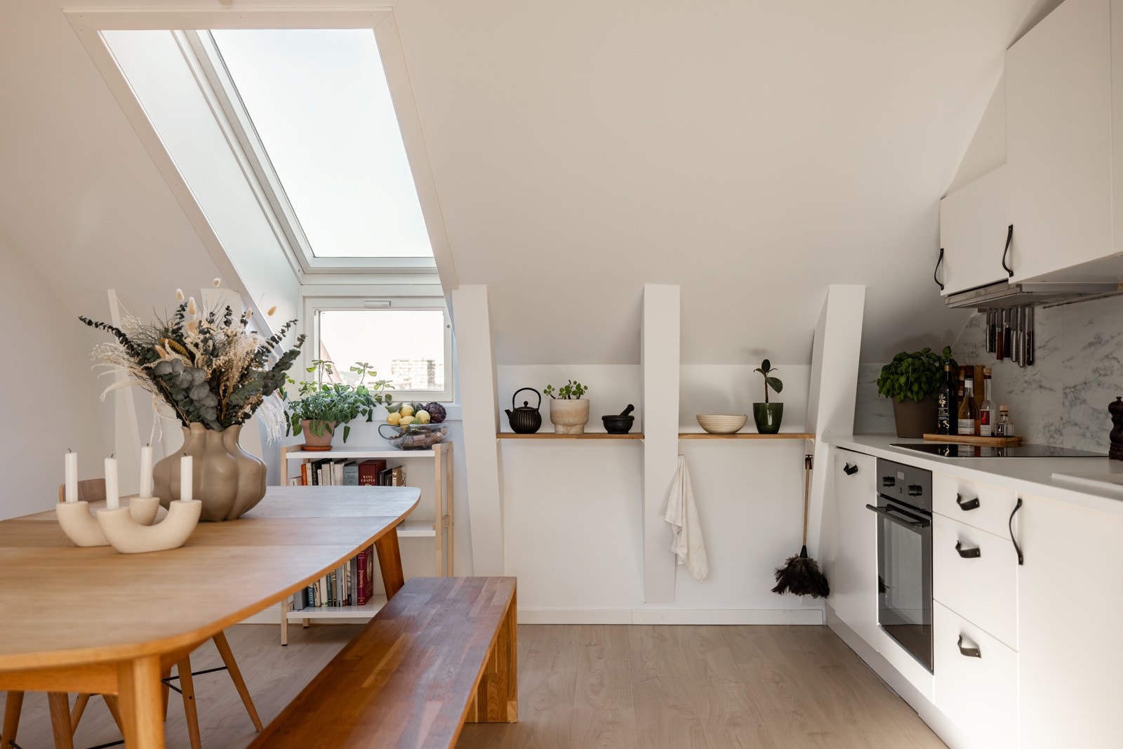 Den fine hyllen i bjelkene gir ekstra med lagringsplass på kjøkkenet. Galleribilde