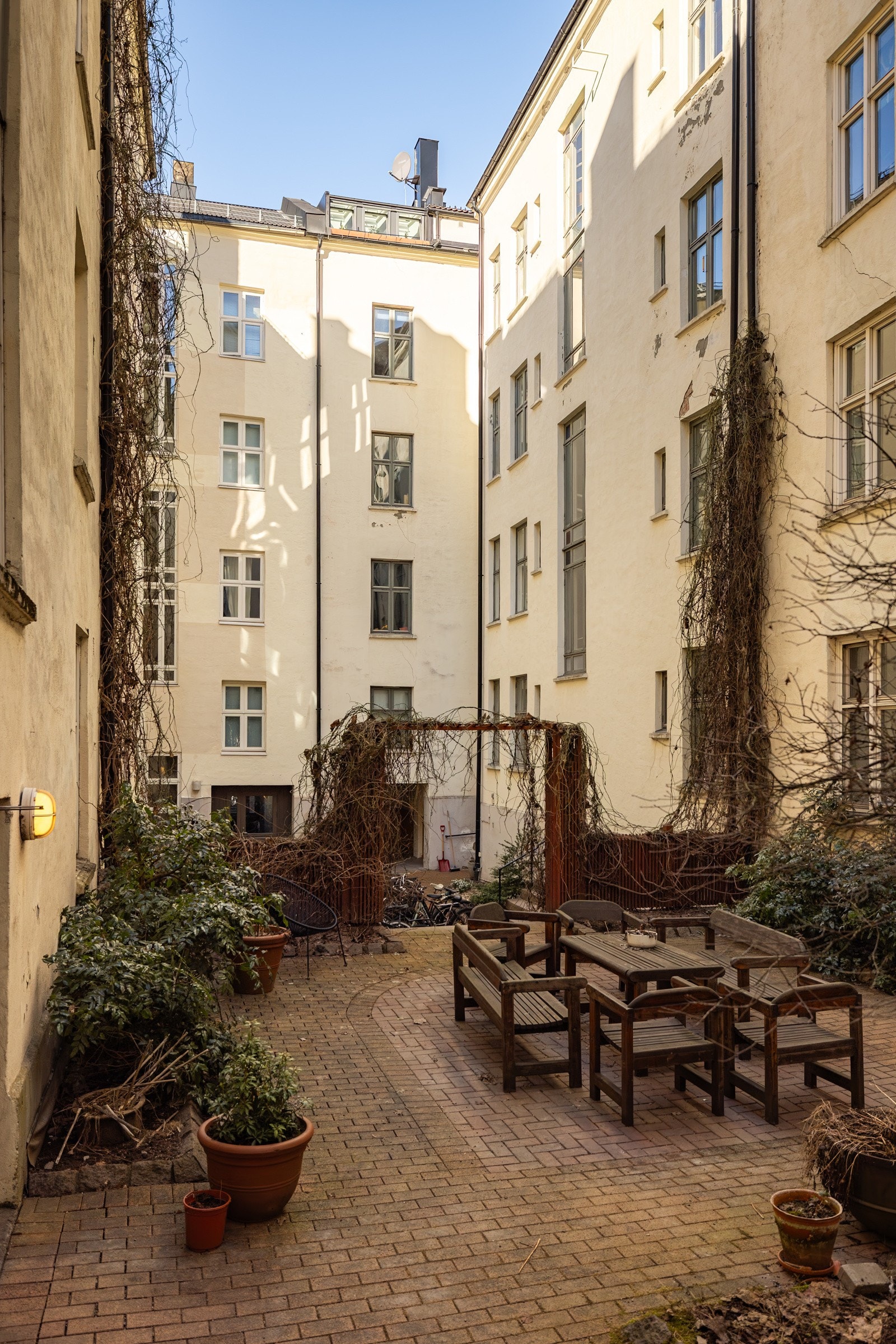 Pent opparbeidet gårdsrom med sittegrupper og sykkelparkering. Galleribilde