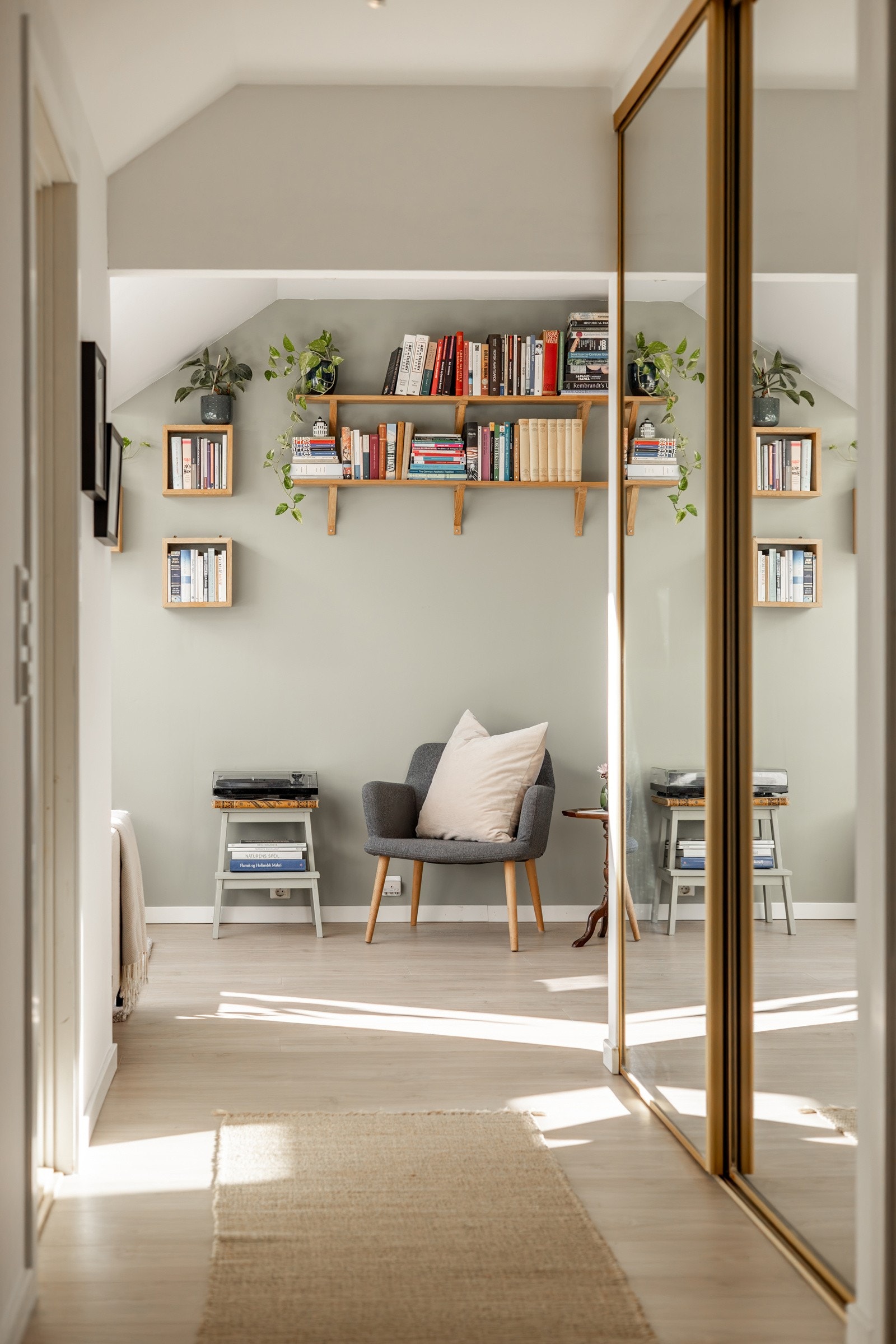 Flott førsteinntrykk fra entreen når man kommer inn inngangsdøren. Galleribilde