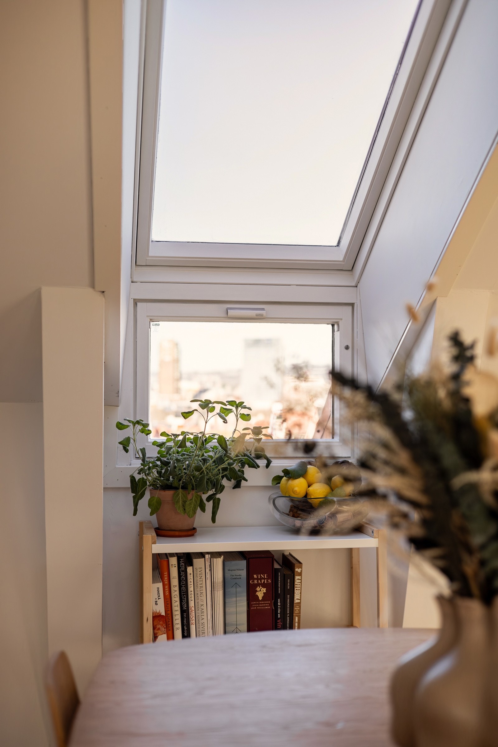 Nok et takvindu i vinkel sørger for å slippe lyset inn på kjøkkenet. Galleribilde