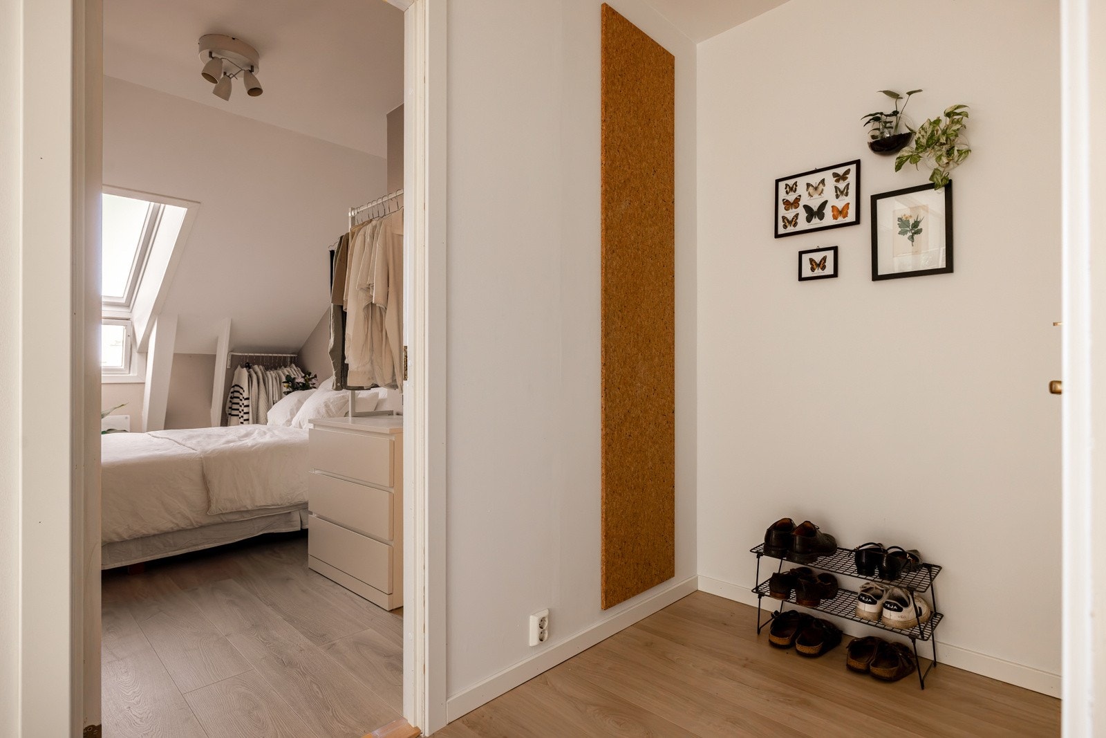 Det innbygde skapet ved inngangspartiet gir ekstra lagringsplass for sports-vaskeutstyr osv. Galleribilde