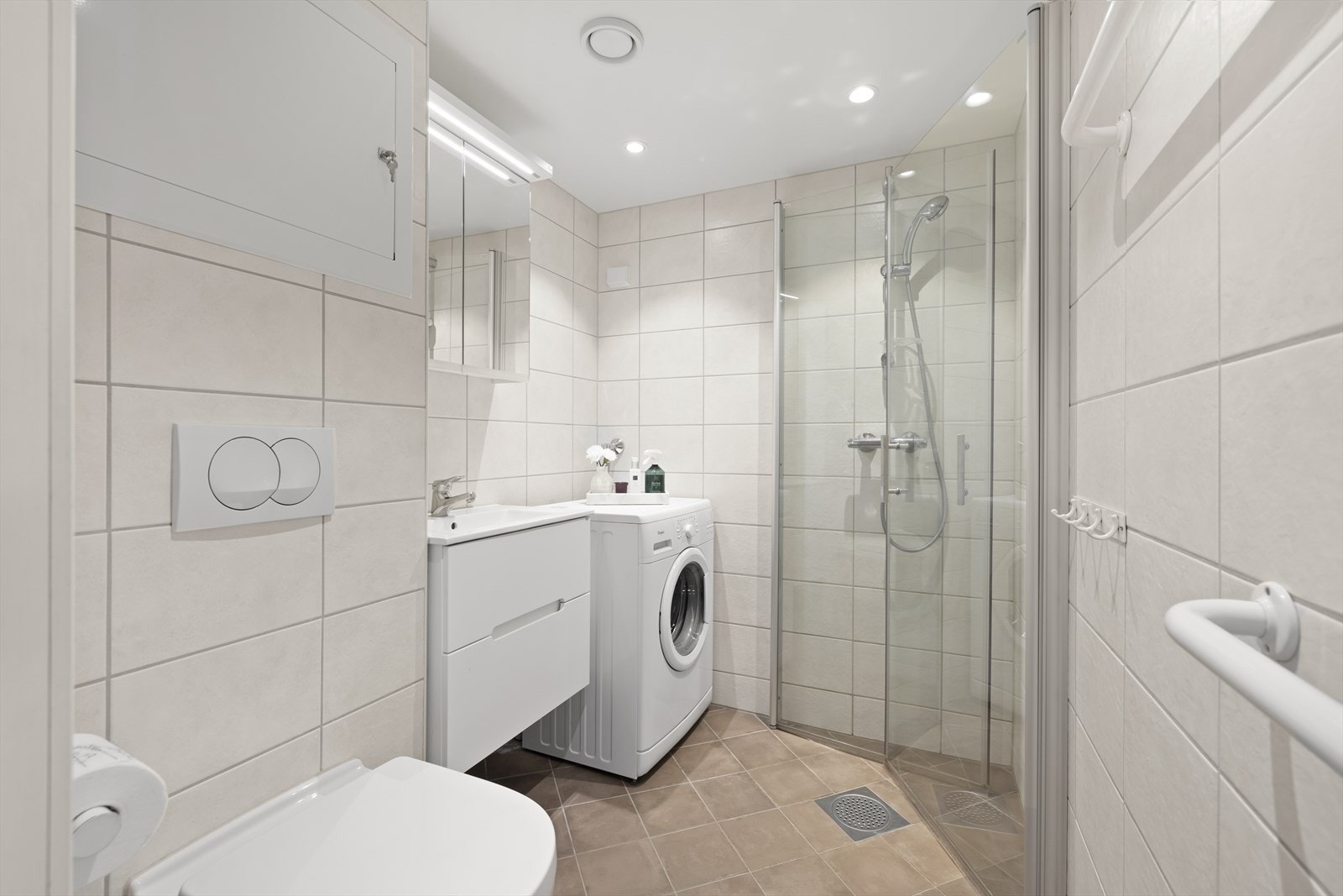 Lekkert bad med downlights i tak og varmekabler i gulv. Galleribilde