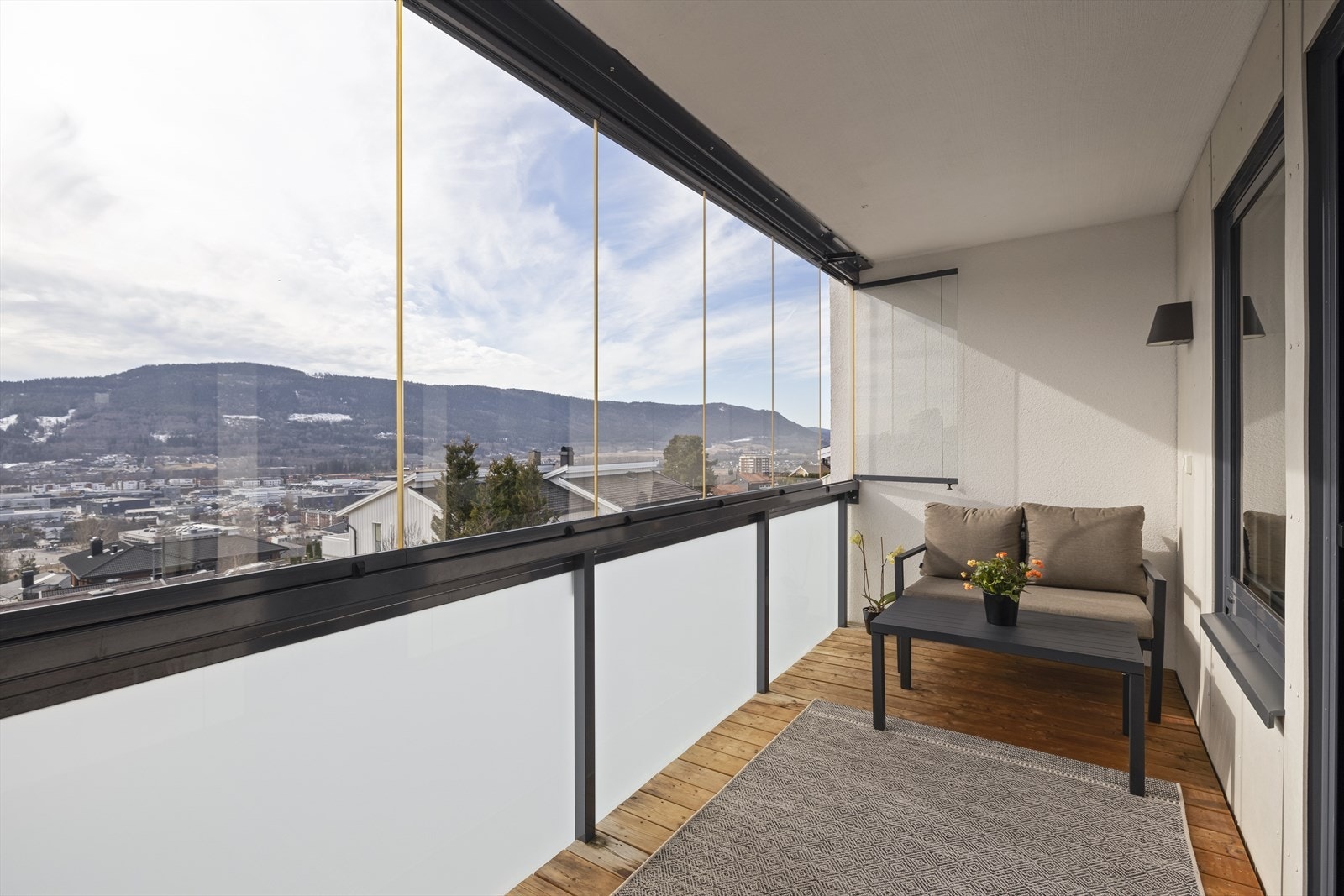 Romslig veranda med god plass for utemøbler og med utgang fra stue. Galleribilde