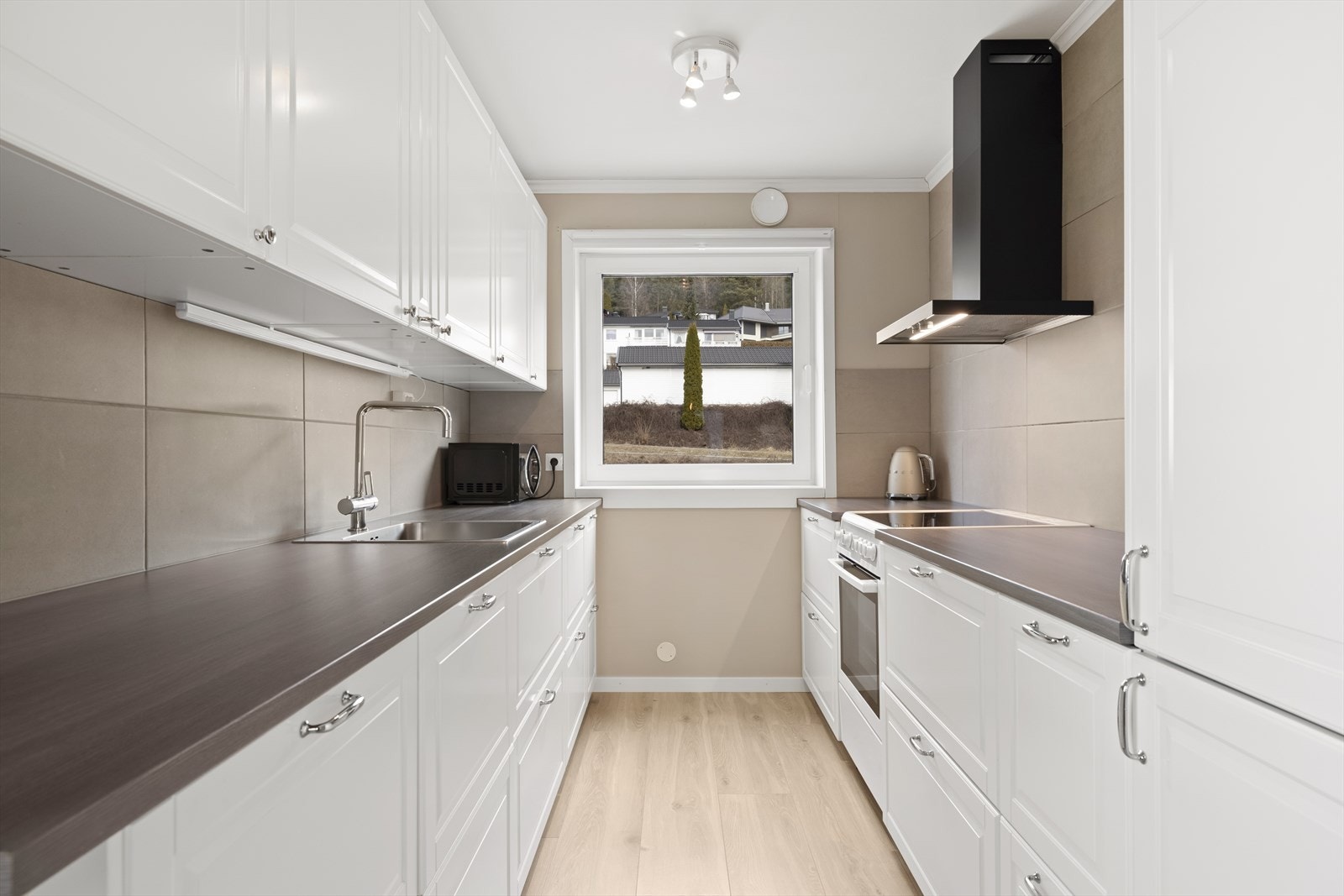 Godt med benke-, skuff- og skapplass på kjøkkenet. Galleribilde