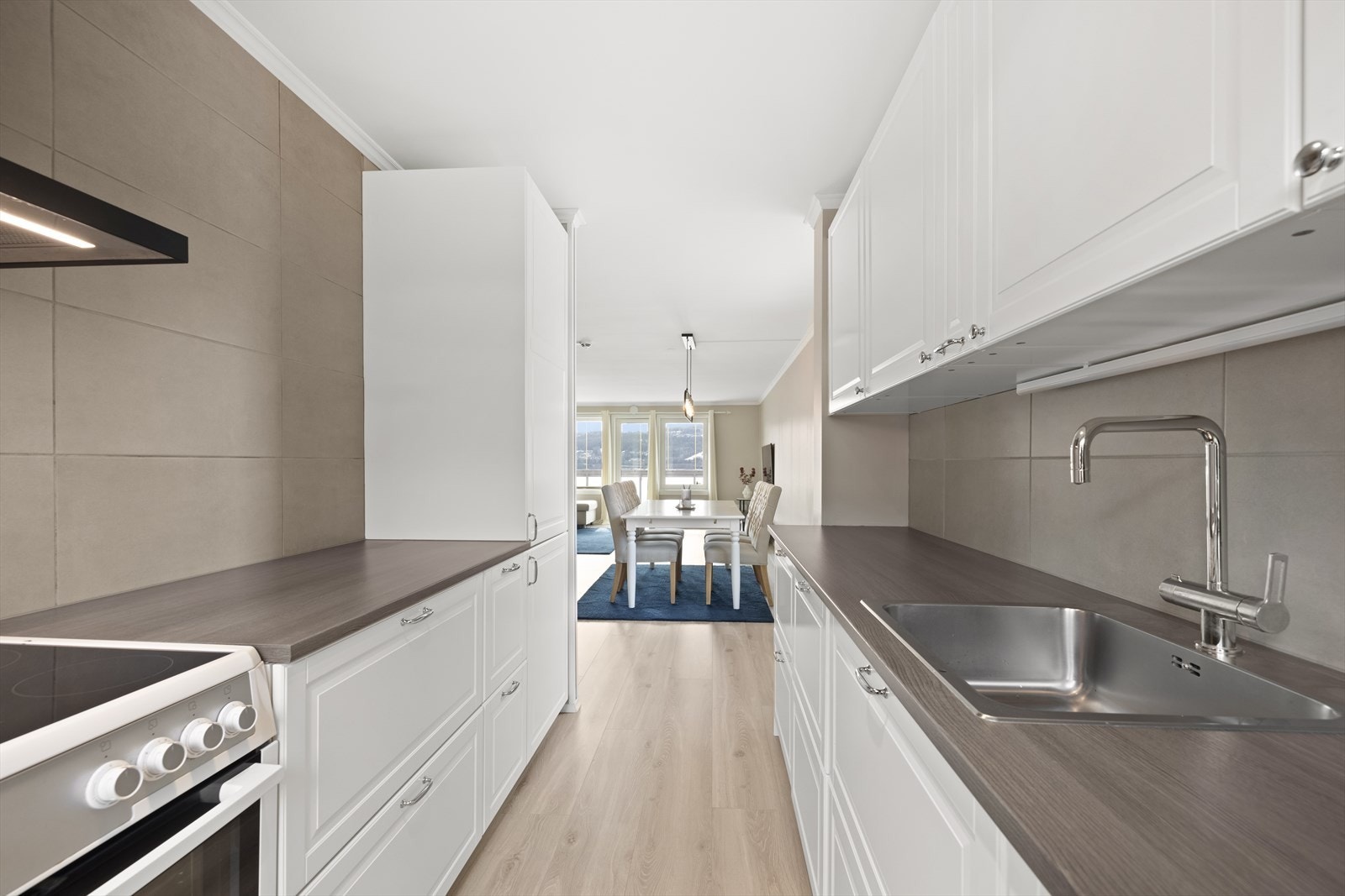 Moderne åpen løsning med spisestue, kjøkken og stue. Galleribilde