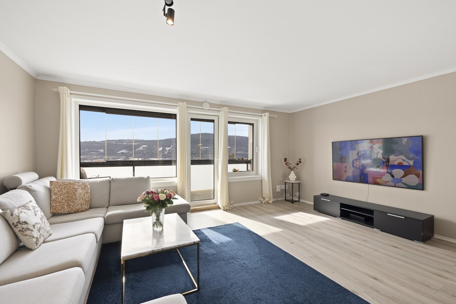 NBBO Eiendomsmegling v./ Thora Elise Dahl ønsker velkommen til visning i Kristian brenners vei 103! Galleribilde