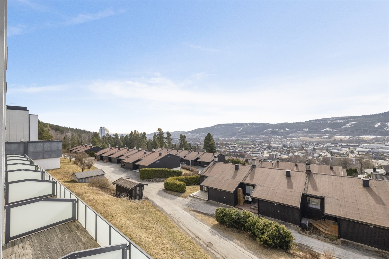 Eiendommen har en fin beliggenhet i et rolig, attraktivt og barnevennlig boligområde. Galleribilde