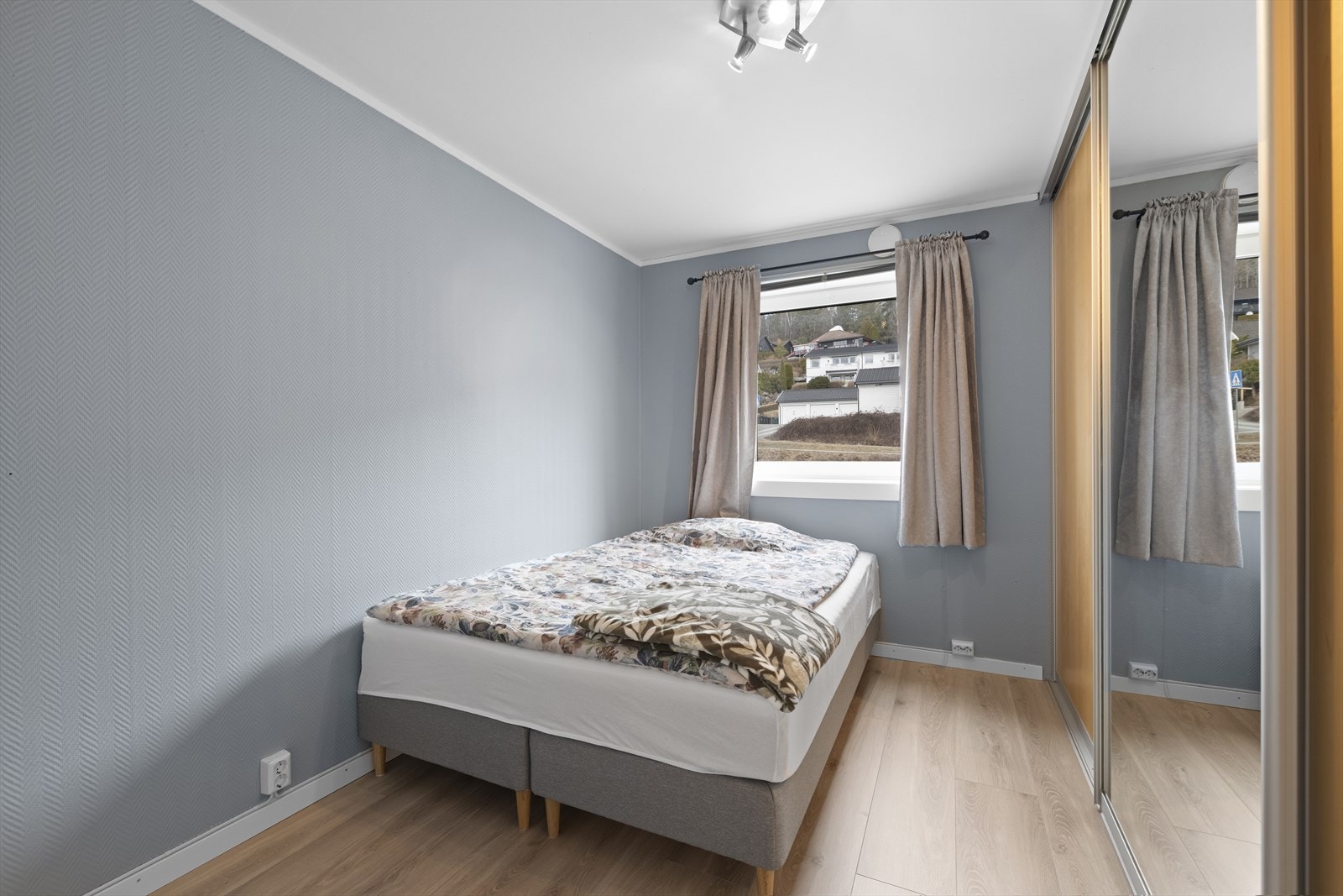 Soverom 2 med skyvedørsgarderobe. Galleribilde