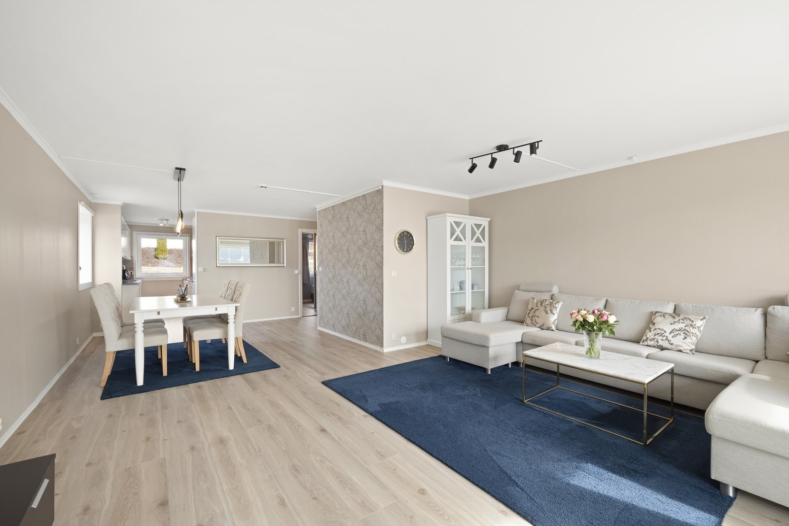 Lys og moderne stue med åpen løsning mot kjøkken. Galleribilde