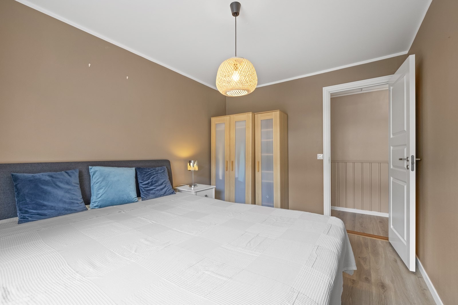 Soverom 1 med god plass til dobbeltseng og skap. Galleribilde