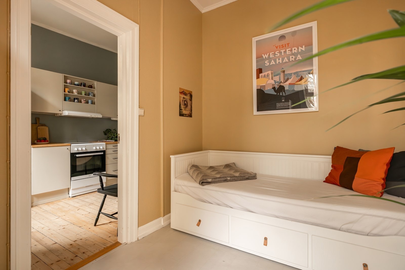 Her har du plass til dobbeltseng, nattbord og garderobeskap Galleribilde