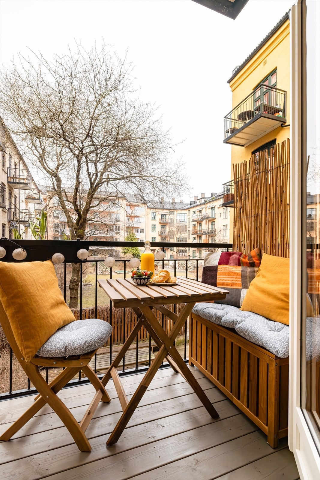 Terrassebord på balkongen er beiset i 2023 Galleribilde