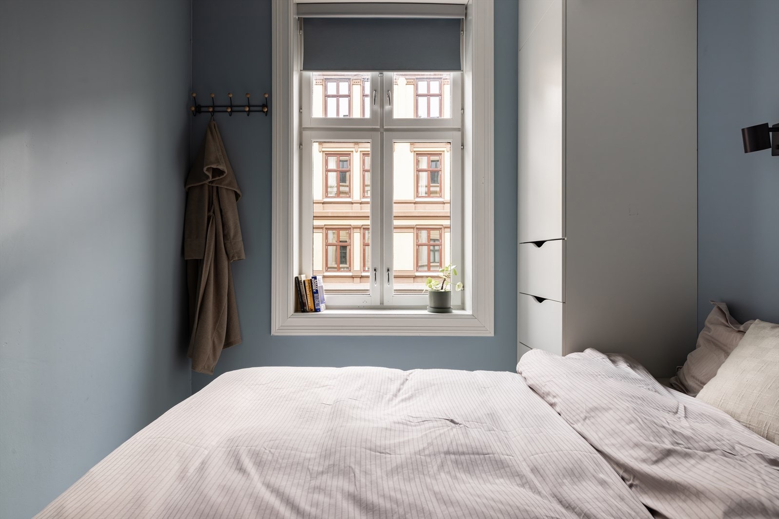 Koselig soverom malt i en lun og fin farge Galleribilde