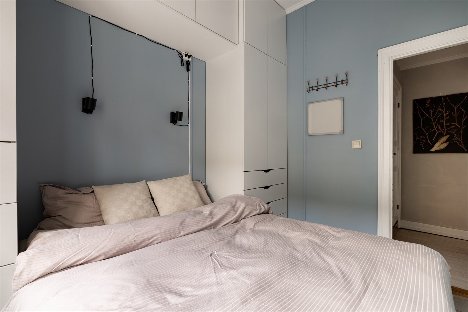 Her er det god plass til dobbeltseng. Garderoben er montert i 2020 Galleribilde