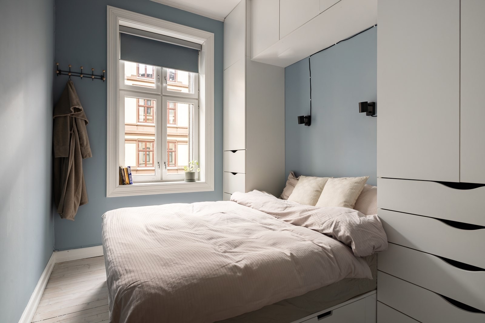 Det andre soverommet er av god størrelse med plassbygget garderobe. Galleribilde