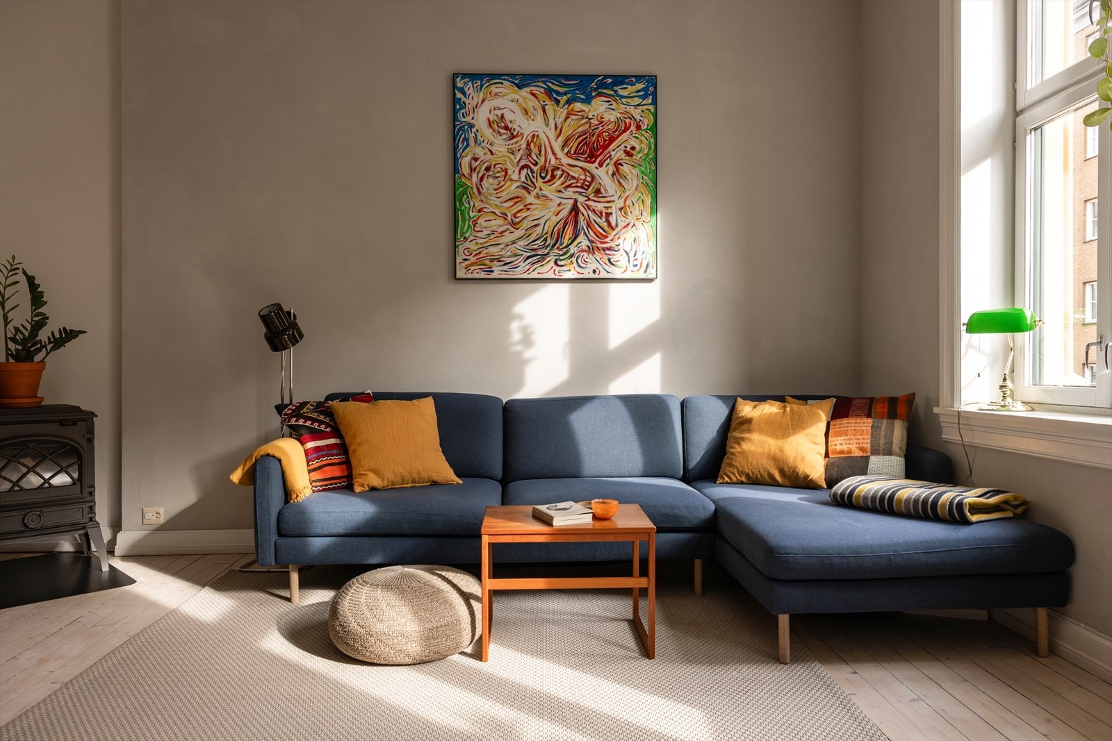 I hjørnet av stuen er det en koselig peisovn som varmer godt og skaper en behagelig romfølelse Galleribilde