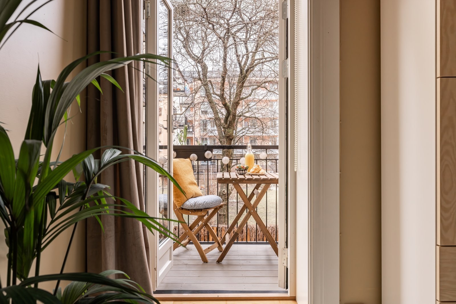 Fra det ene soverommet er det utgang til en koselig balkong på 2 m² Galleribilde