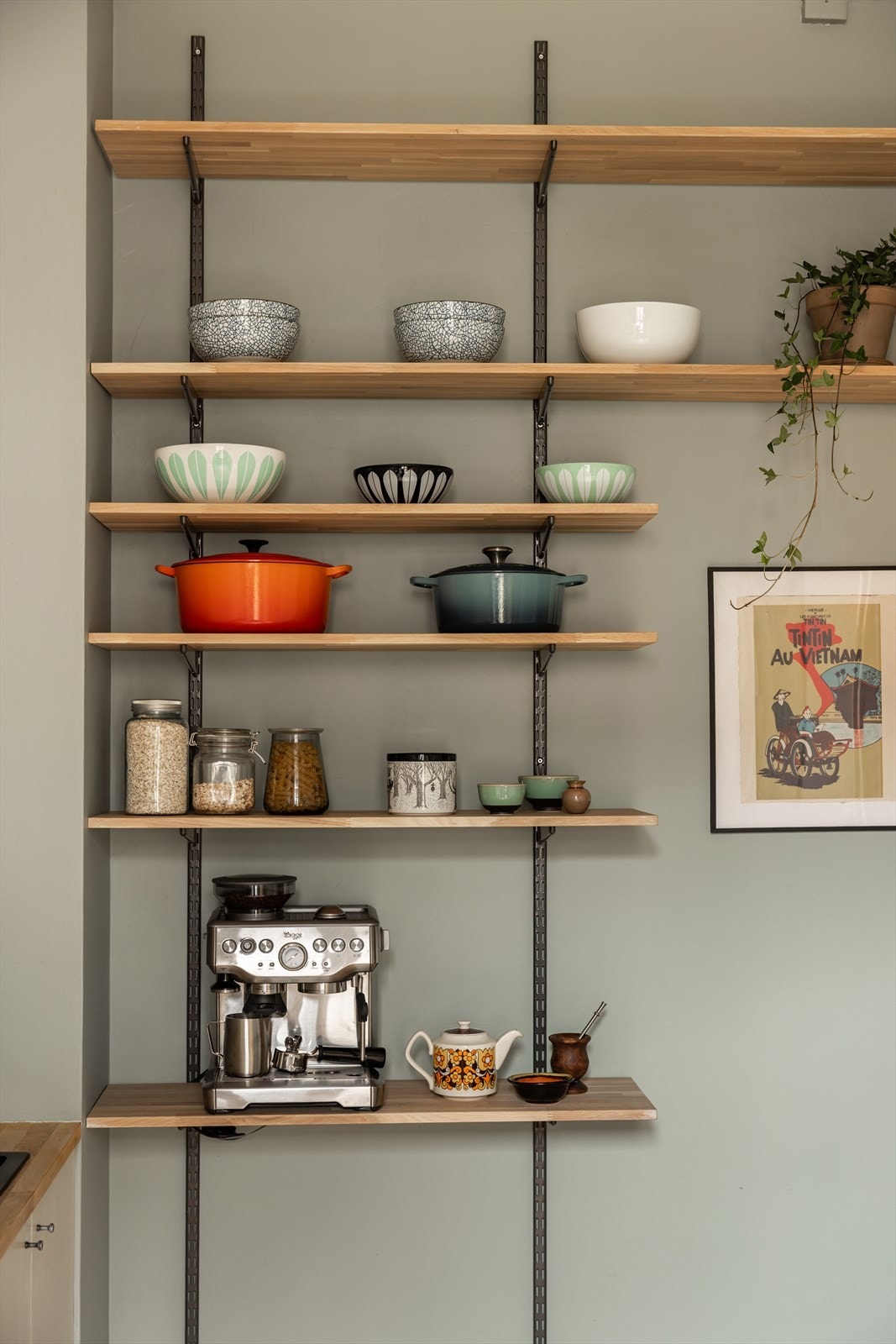 Det er naturlig ventilasjon i boligen. Det er god takhøyde som åpner for oppbevaring over overskapene. Galleribilde