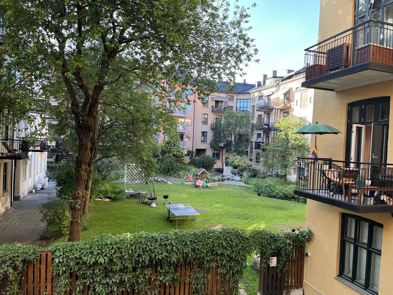 Utsikt fra balkong mot felleshage. (Selgers private bilder) Galleribilde