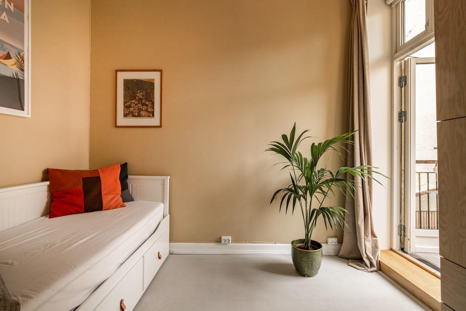 Leiligheten har to store soverom, det ene soverommet er vendt mot rolig gate og det andre mot skjermet gårdsrom. Galleribilde