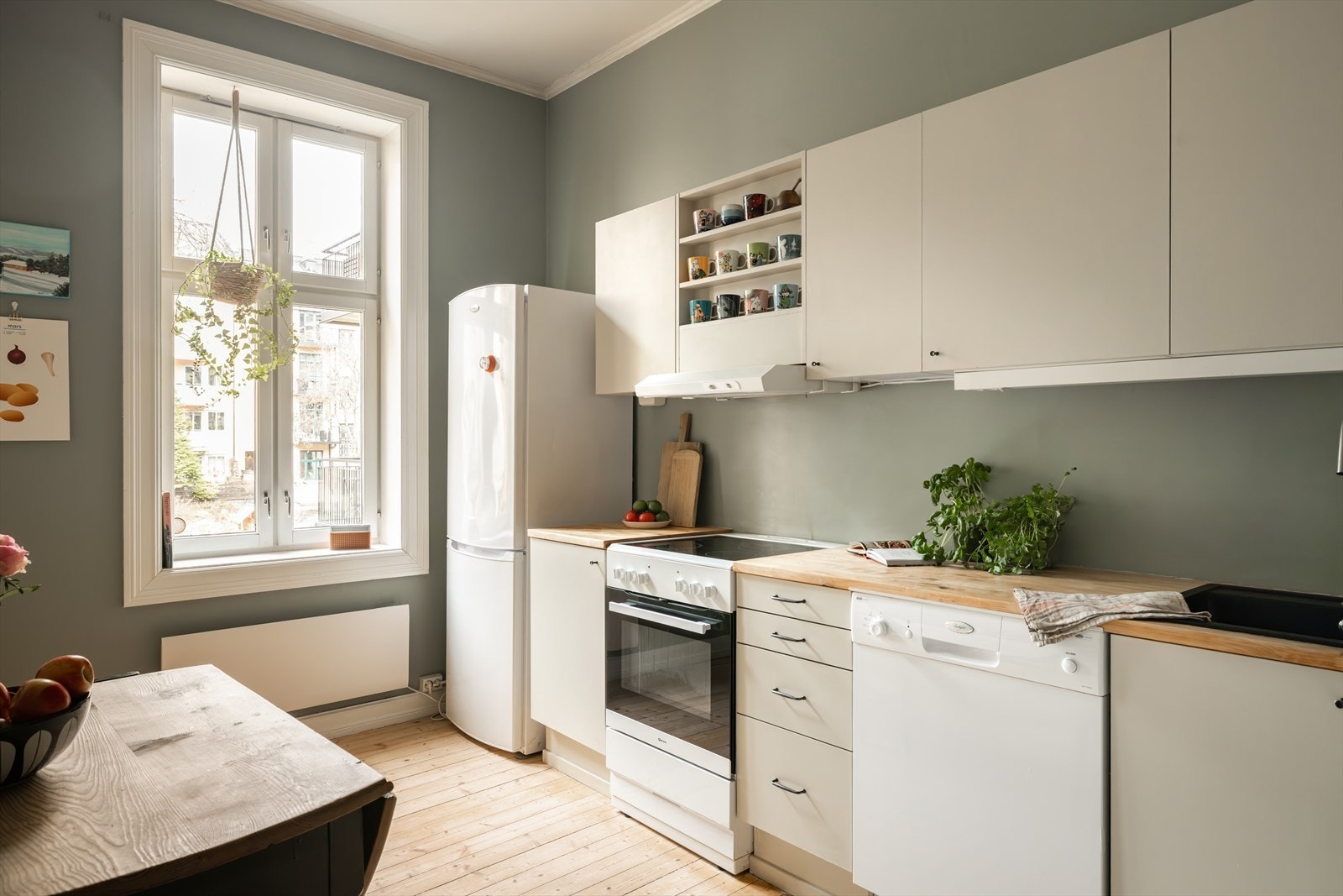 Velkommen til en sjarmfull og koselig 3-roms med klassiske detaljer som rosett, stukkatur, store vindusflater og god takhøyde. Galleribilde