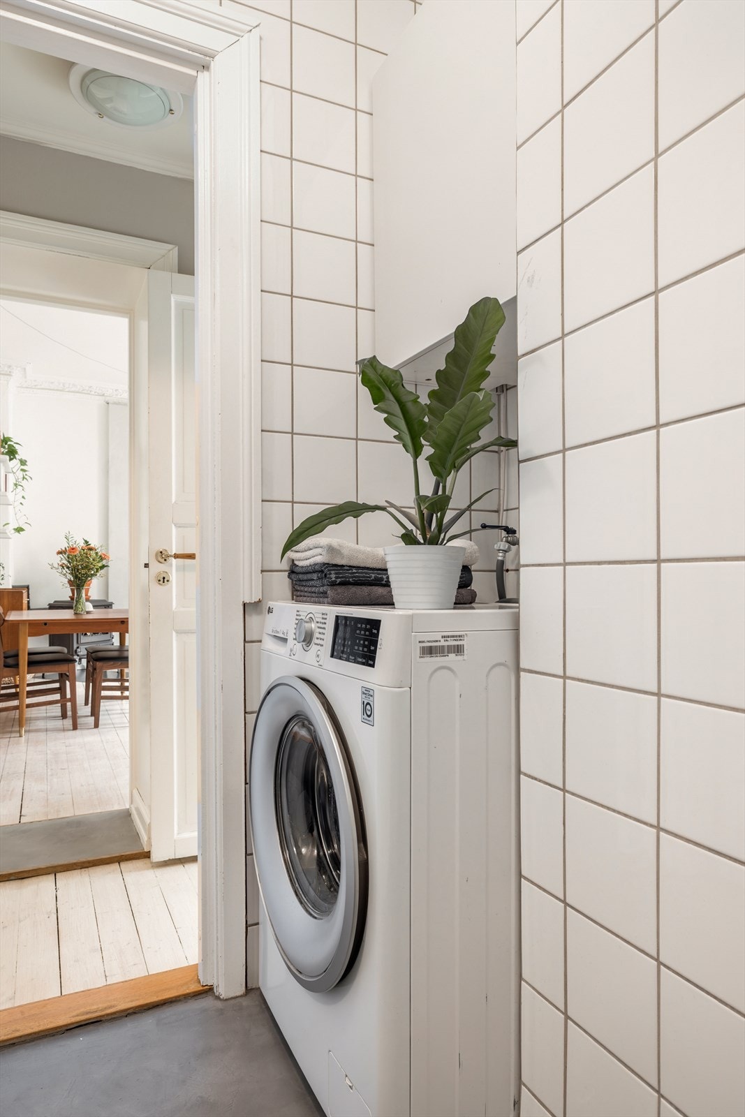 Flislagt bad med stilfull mikrosement på gulv Galleribilde