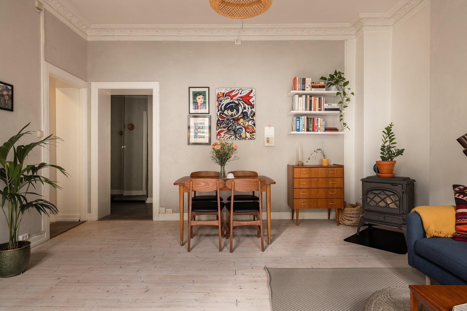 Det er god plass til sofa, spisebord og øvrig møblement. Her kan du innrede etter eget ønske! Galleribilde