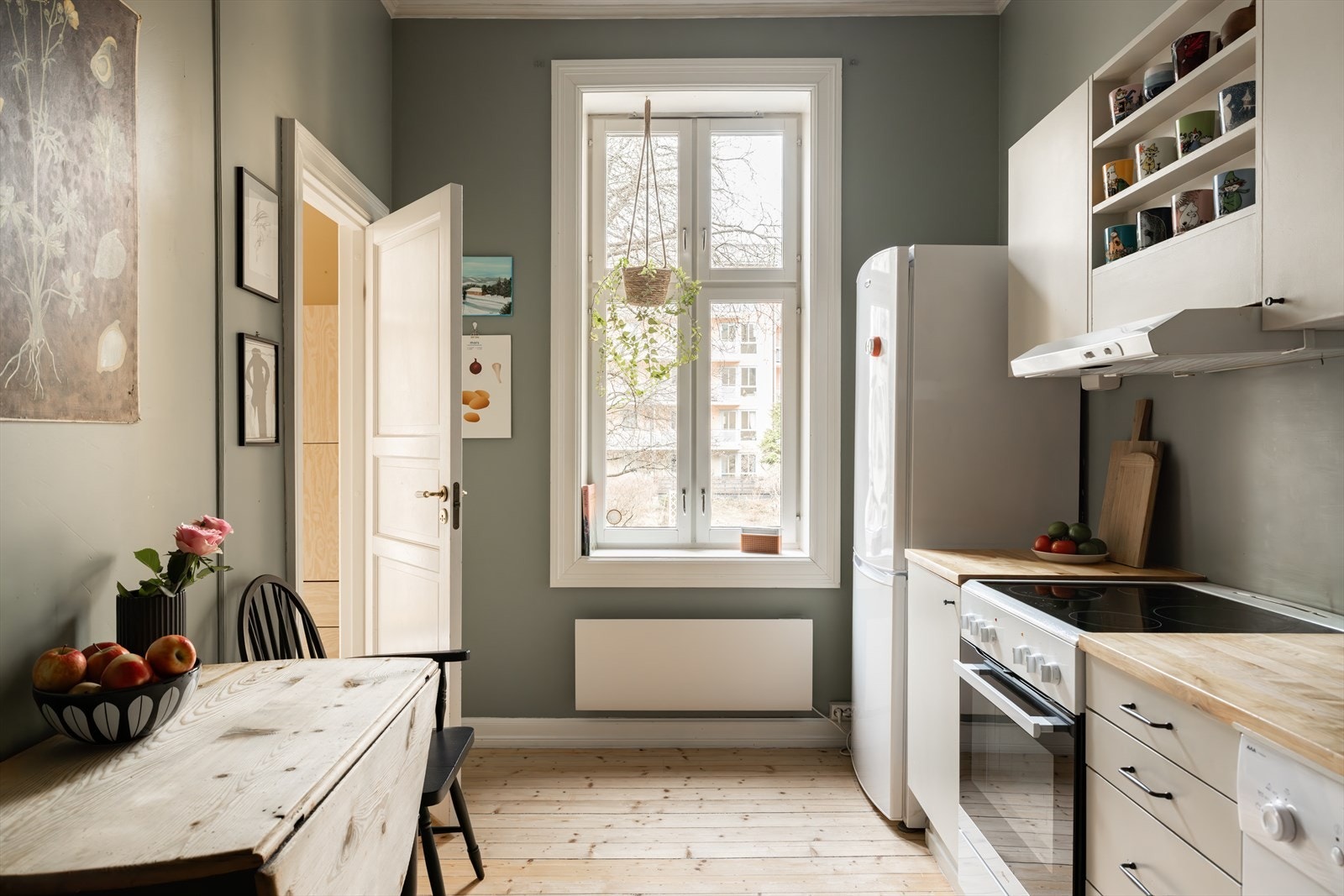 Kjøkkenet er innredet med slette fronter og benkeplate i heltre. Utstyrt med frittstående hvitevarer som komfyr, oppvaskmaskin og kjøle- og fryseskap Galleribilde