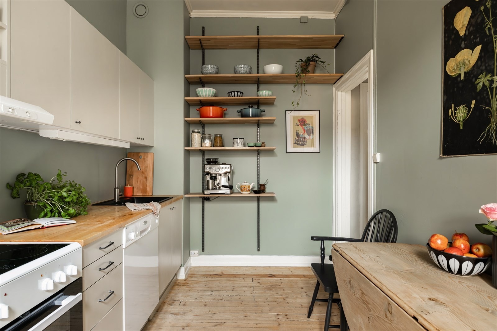 Flott kjøkken med plass til spisebord. Smarte oppbevaringsløsninger i plassbygget hylle. Galleribilde