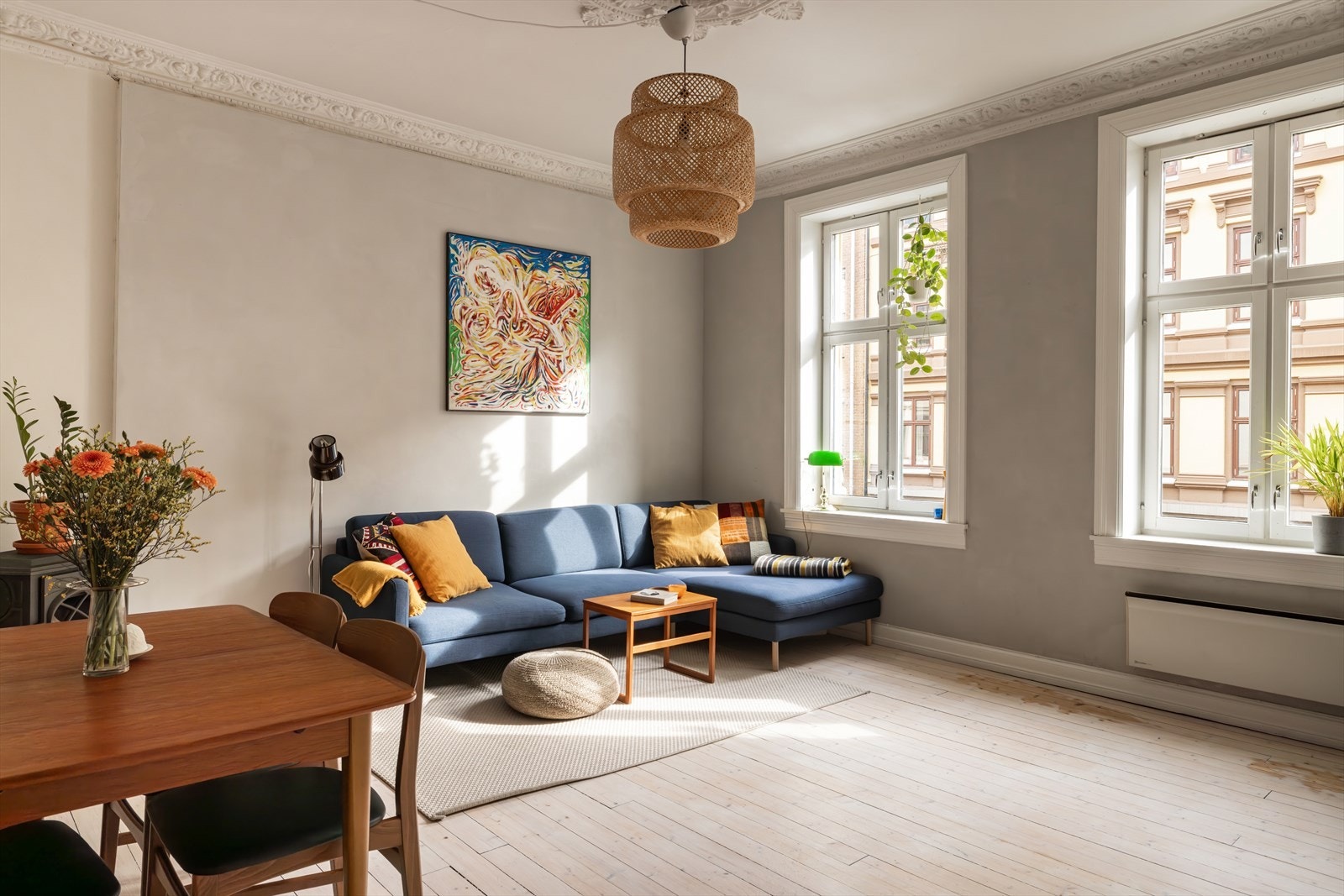 Velkommen til en sjarmfull og koselig 3-roms med klassiske detaljer som rosett, stukkatur, store vindusflater og god takhøyde Galleribilde