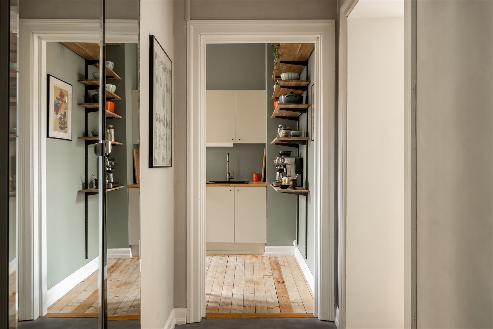 Romslig entré med plass til å henge fra seg ytterklær og sko Galleribilde