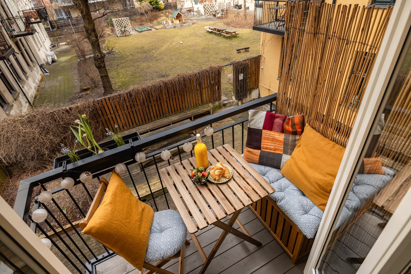 Balkongen vender mot rolig bakgård Galleribilde