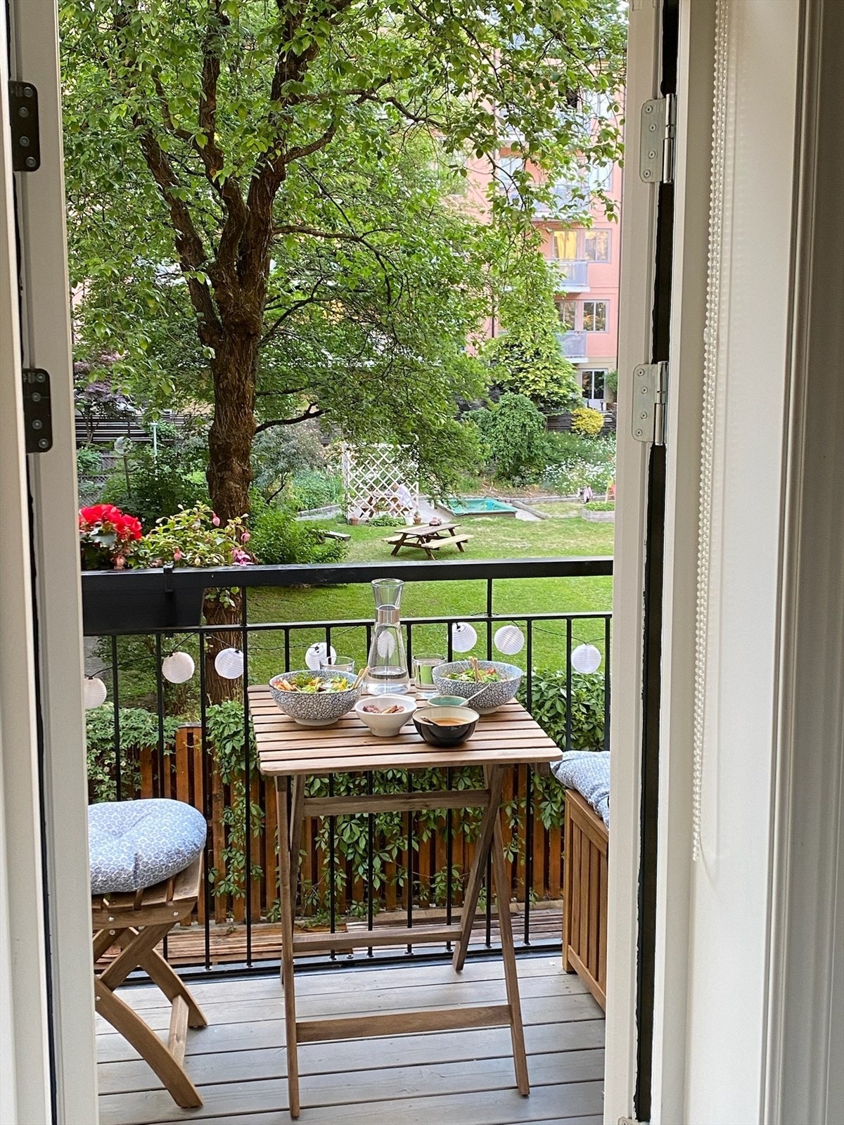 Balkongen er helt nydelig på sommerhalvåret (Selgers private bilder) Galleribilde