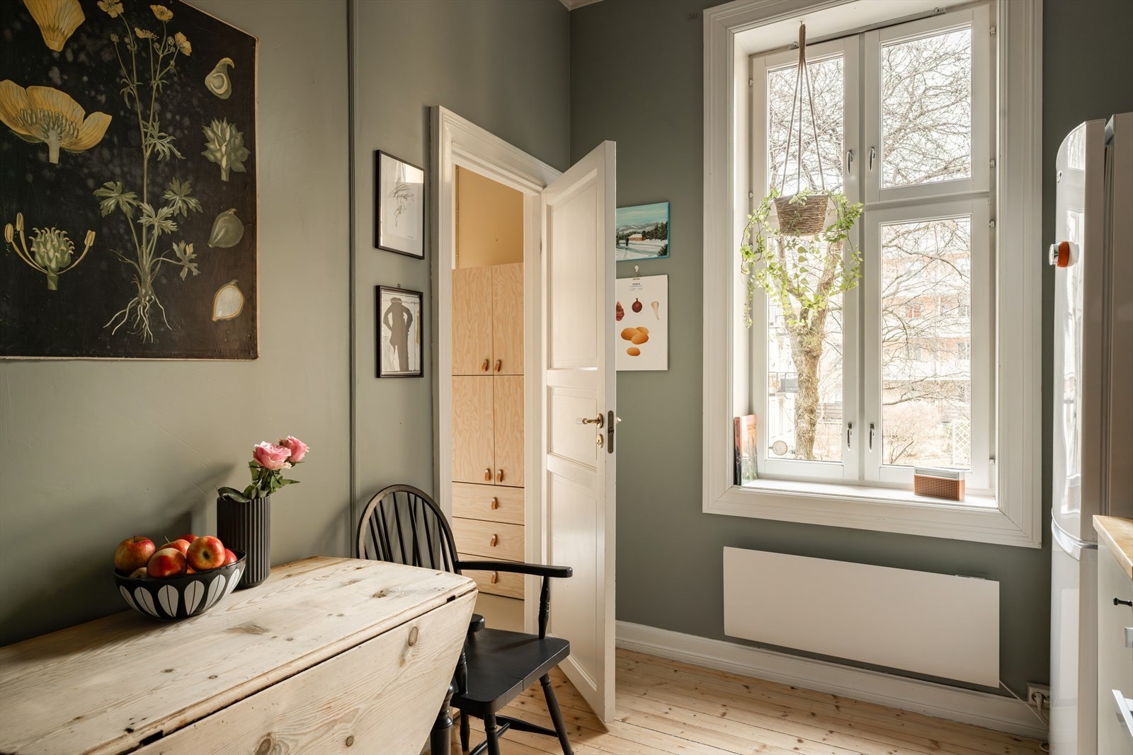 Kjøkkenet er vendt mot skjermet gårdsrom. Tilgang til soverom to som leder til balkong. Galleribilde