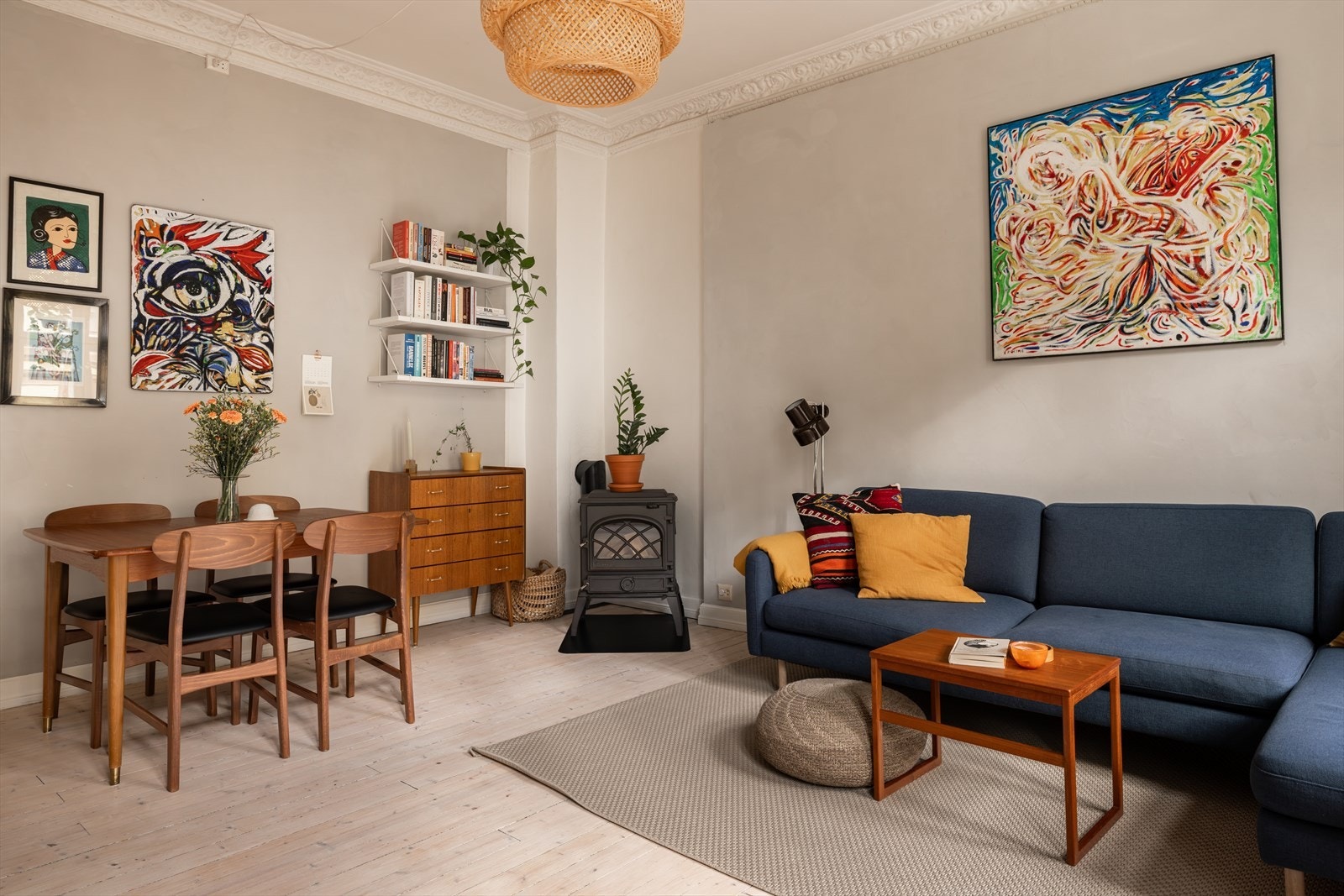 Stuen er malt i tidløse farger som harmonerer med det originale tregulvet Galleribilde