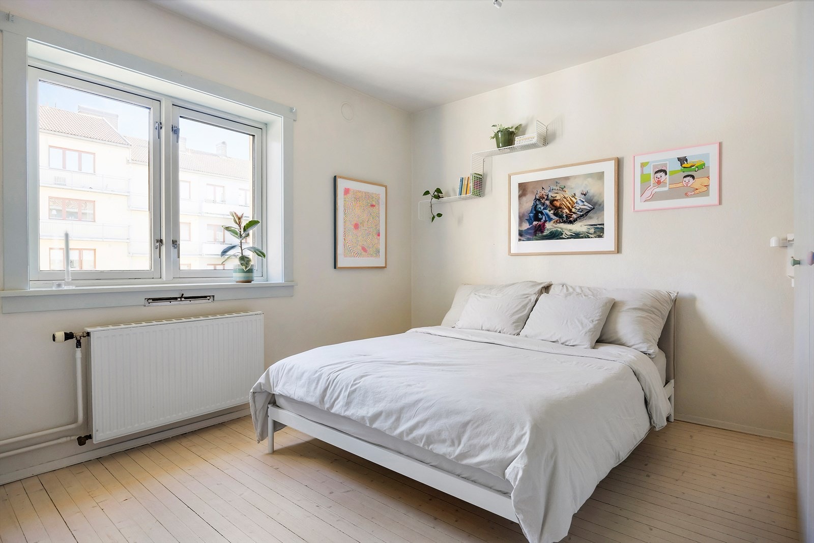 Romslig soverom med plass til dobbeltseng, nattbord og garderobeskap. Galleribilde