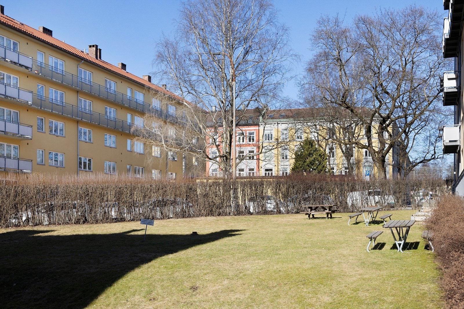 Borettslaget: Koselig bakgård med grønne fellesarealer og sittegrupper. Galleribilde