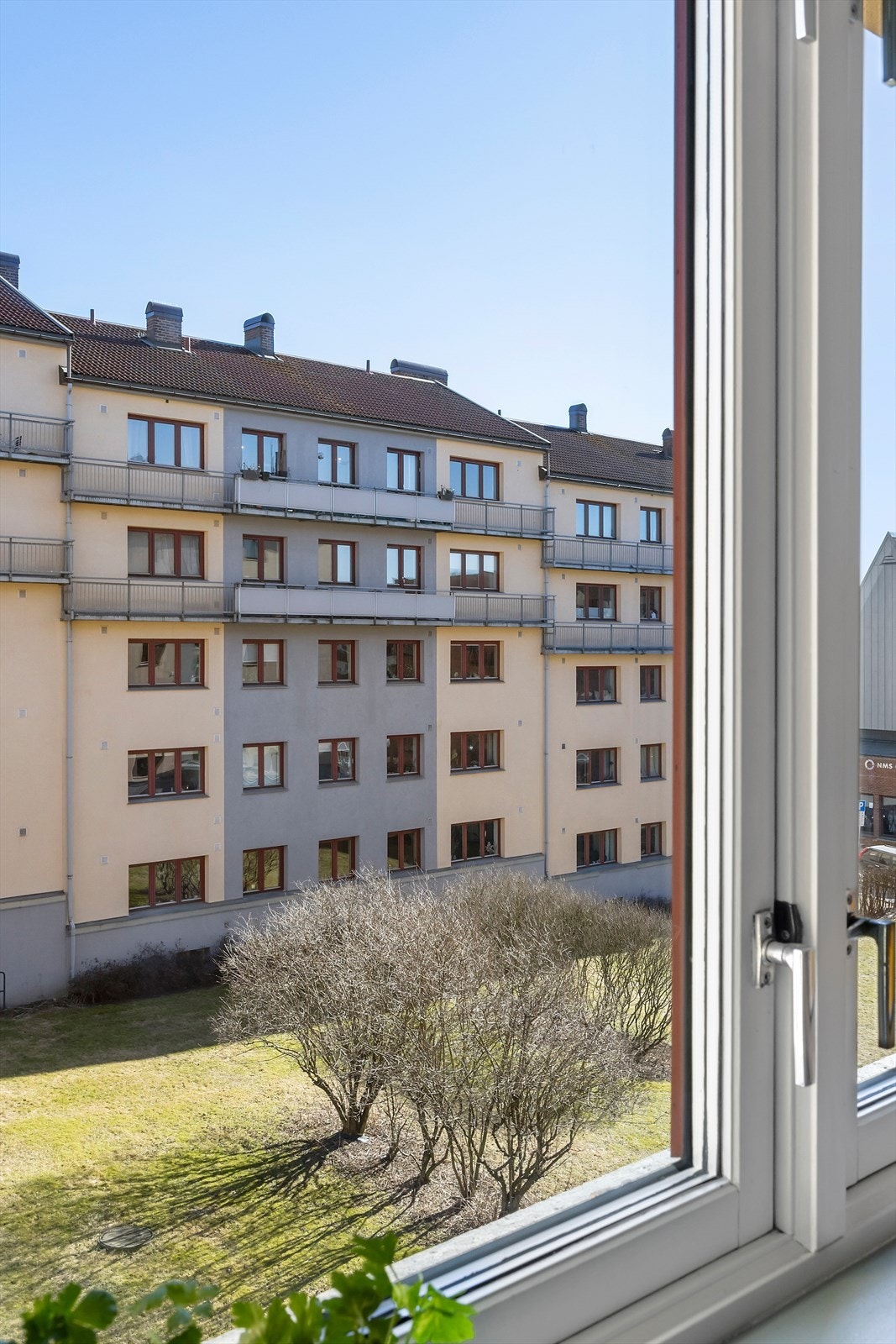 Leiligheten disponerer i tillegg 2 eksterne boder med til sammen ca. 11 kvm gulvareal med ekstra lagringsplass. Galleribilde