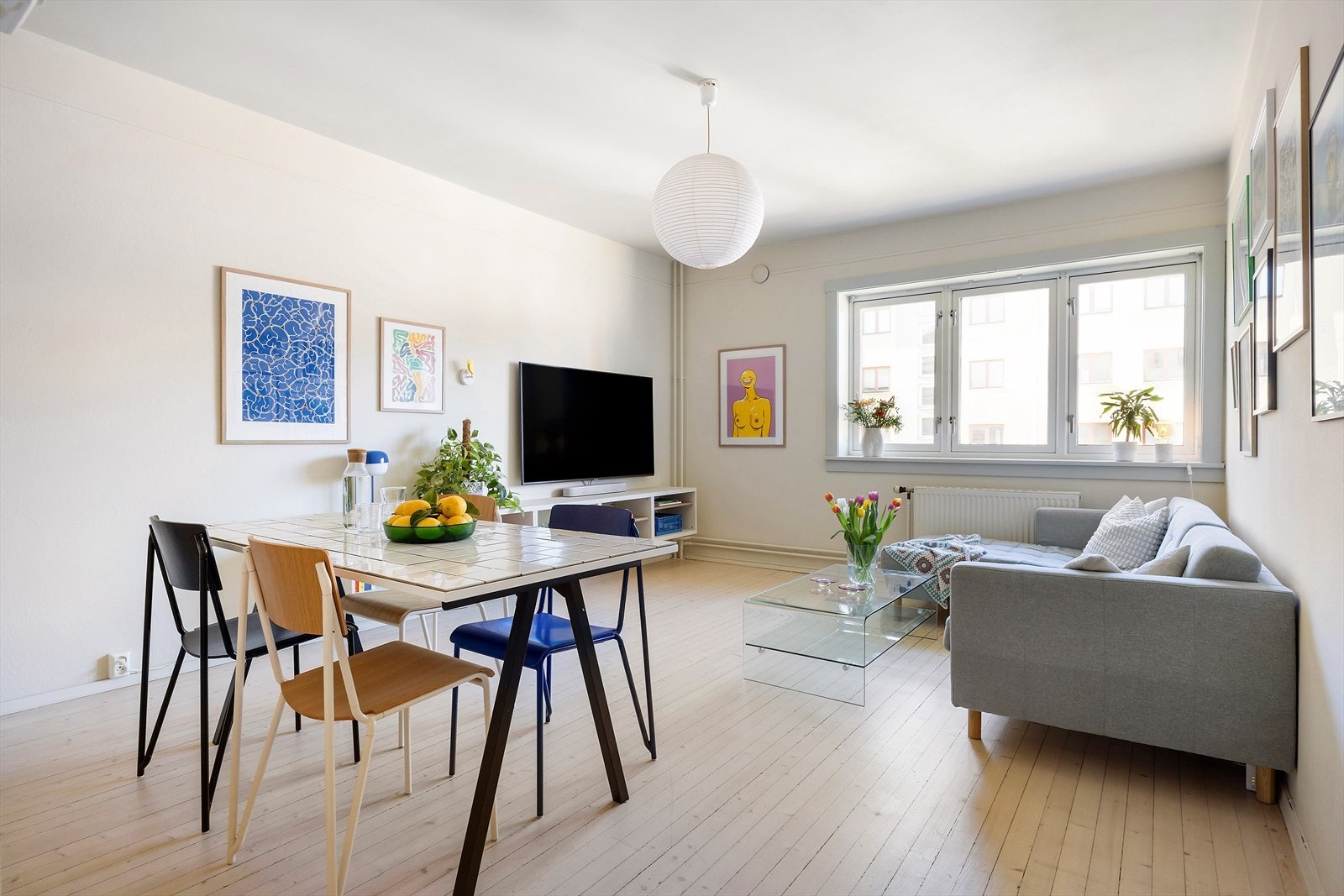 Leiligheten ligger i 3. etasje og har store vindusflater og luftige rom. Galleribilde