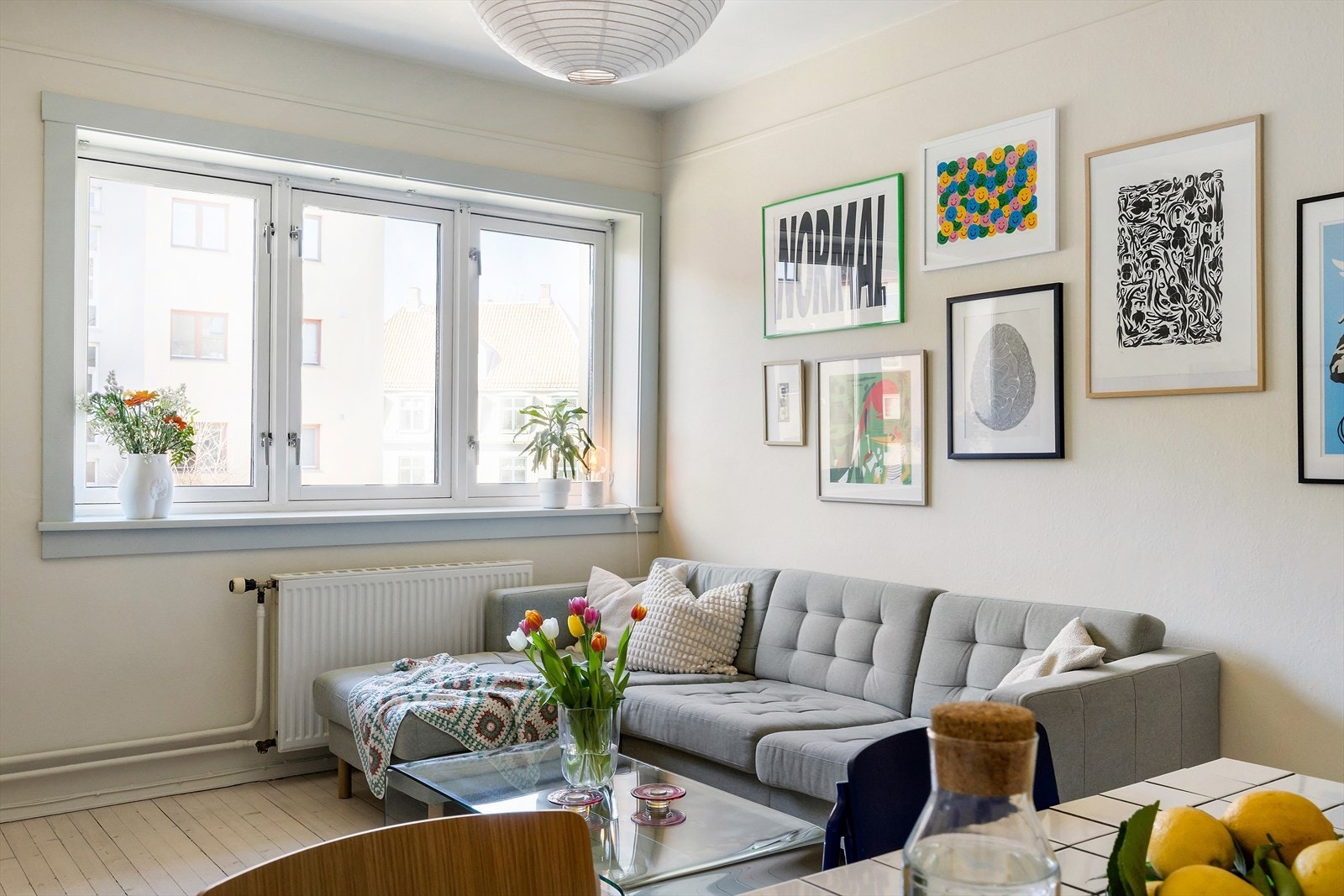 Store vindusflater som slipper godt inn med lys. Stuen vender ut mot felles grøntområder for borettslaget. Galleribilde