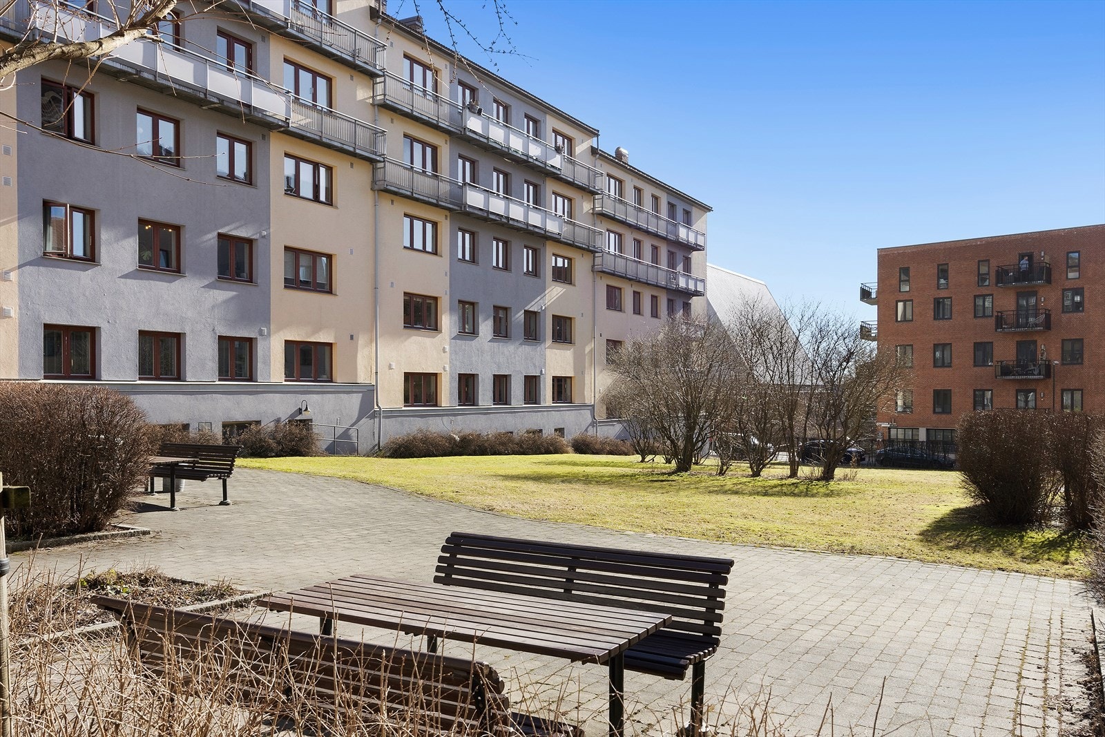 Borettslaget: Det er flere grøntarealer rundt byggene som inngår i borettslaget. Dette er felles grøntområder for beboerne. Her med ulike sittegrupper, pren, busker og trær. Det er også felles låst sykkelbod. Galleribilde