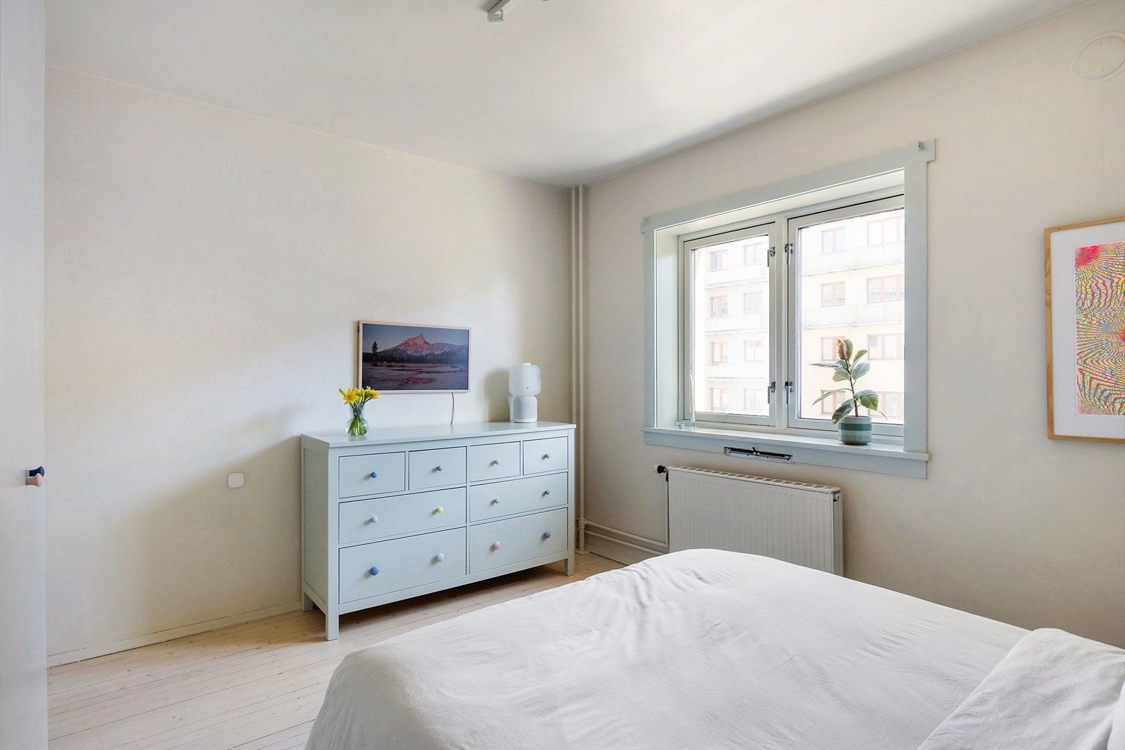 Soverommet har en praktisk bod, i tillegg til at det er god plass til garderobeskap. Galleribilde