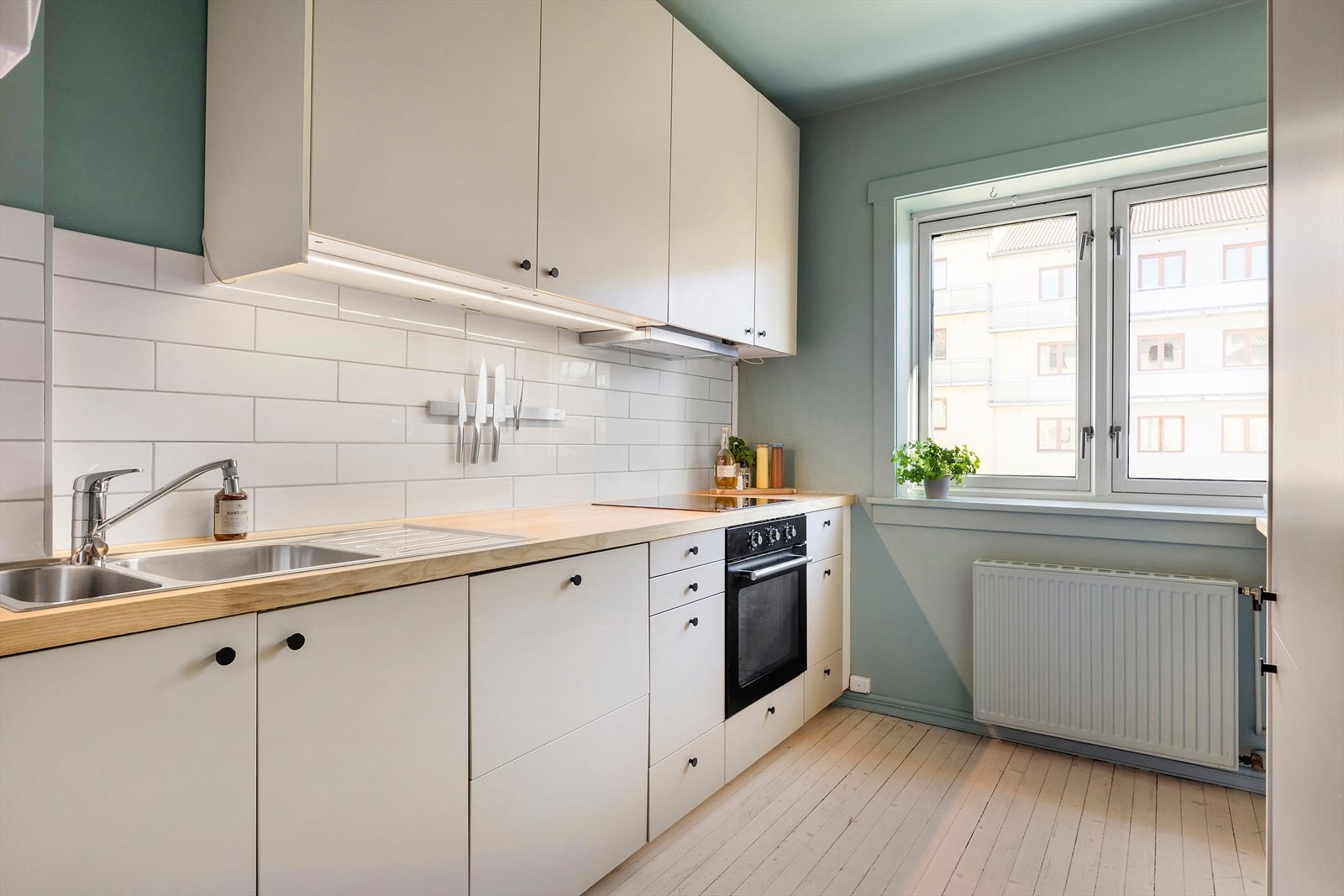 Pent og moderne kjøkken med gode arbeidsflater og godt med oppbevaringsplass. Galleribilde