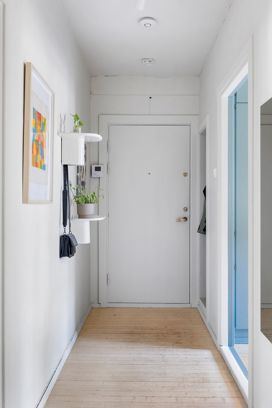 Vel inne ankommer du en lys og innbydende entré som er et fint første møte med leiligheten. Galleribilde