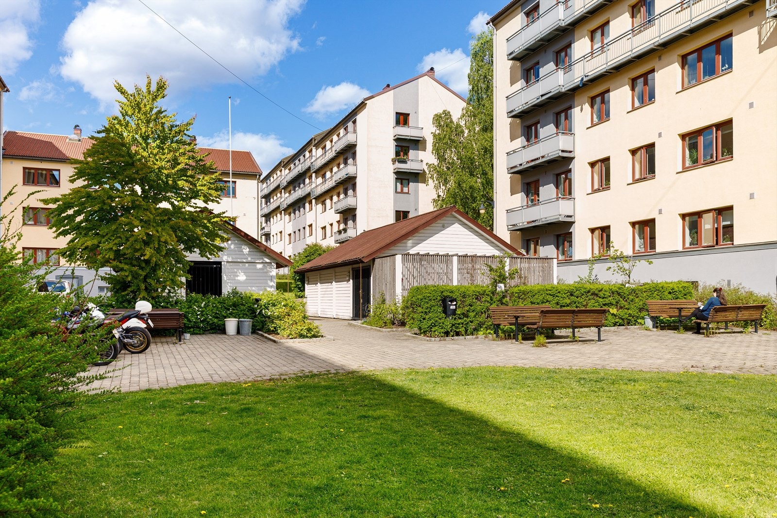 Borettslaget: Sore og flotte felles uteområder. Her er det sitteplasser, griller, internveier, busker, plen, og beplantning. Felles låst sykkelbod utvendig for beboerne. Galleribilde