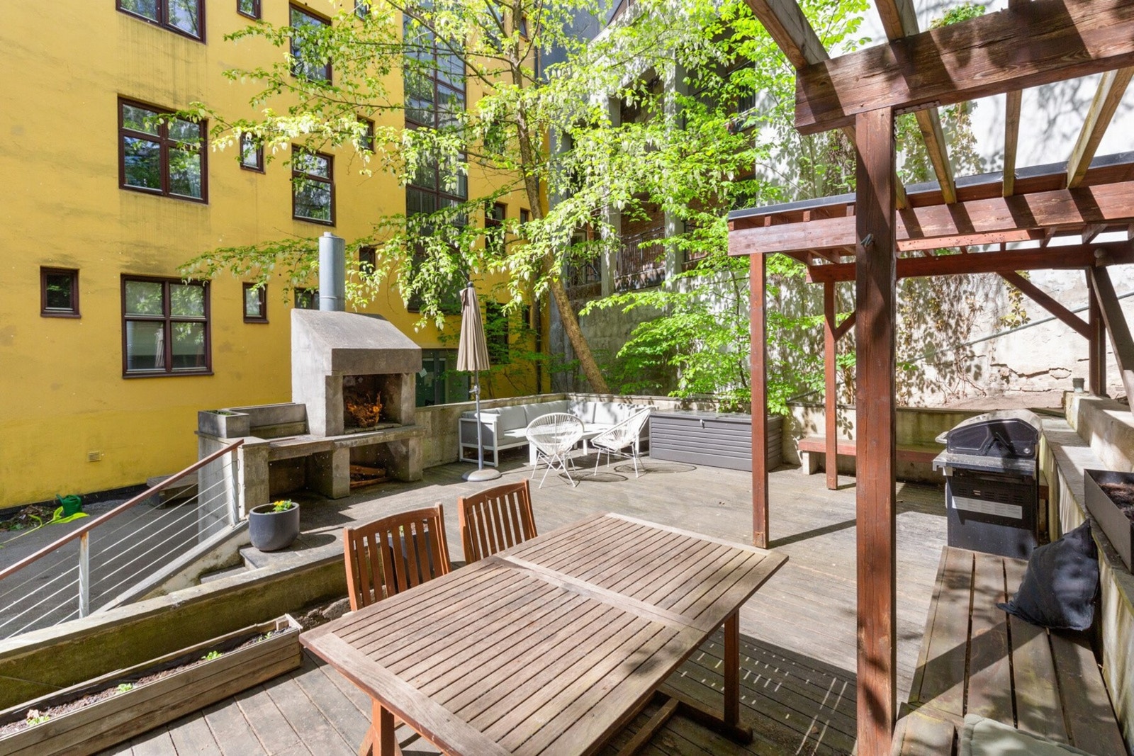 Her er det flott oppbygget med pergola, sitteplasser, grillmuligheter m.m. Galleribilde