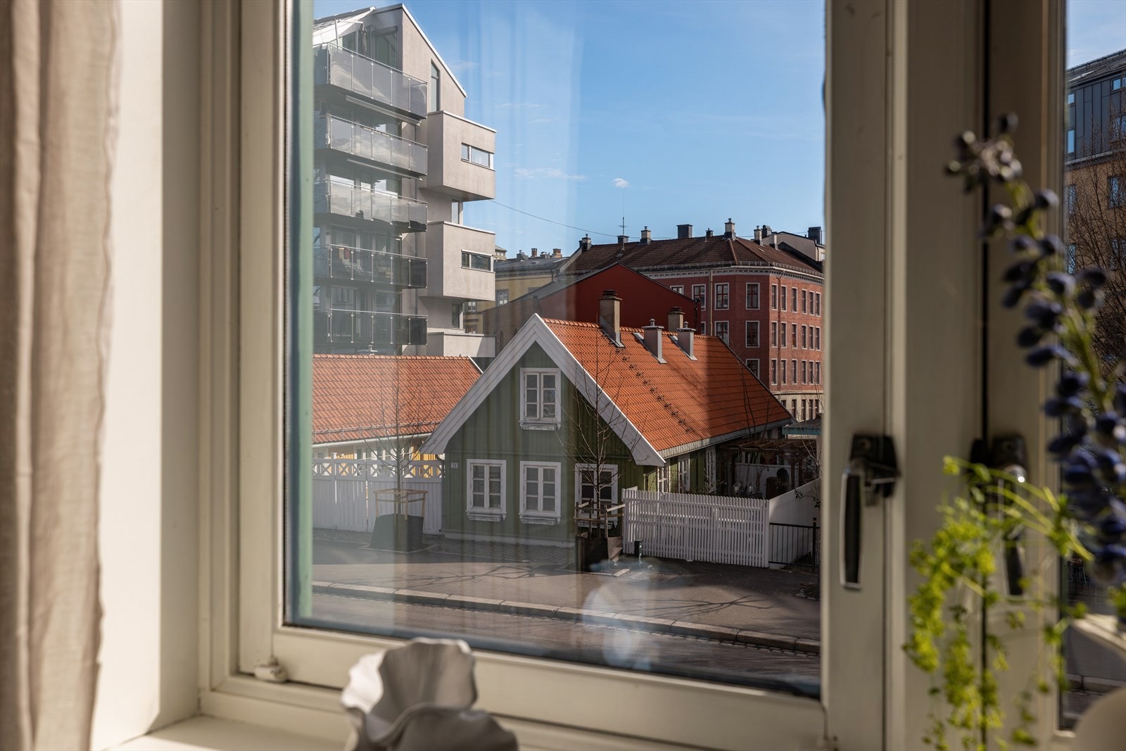 Beliggende på idylliske Vålerenga med kort reisevei til sentrum. Galleribilde