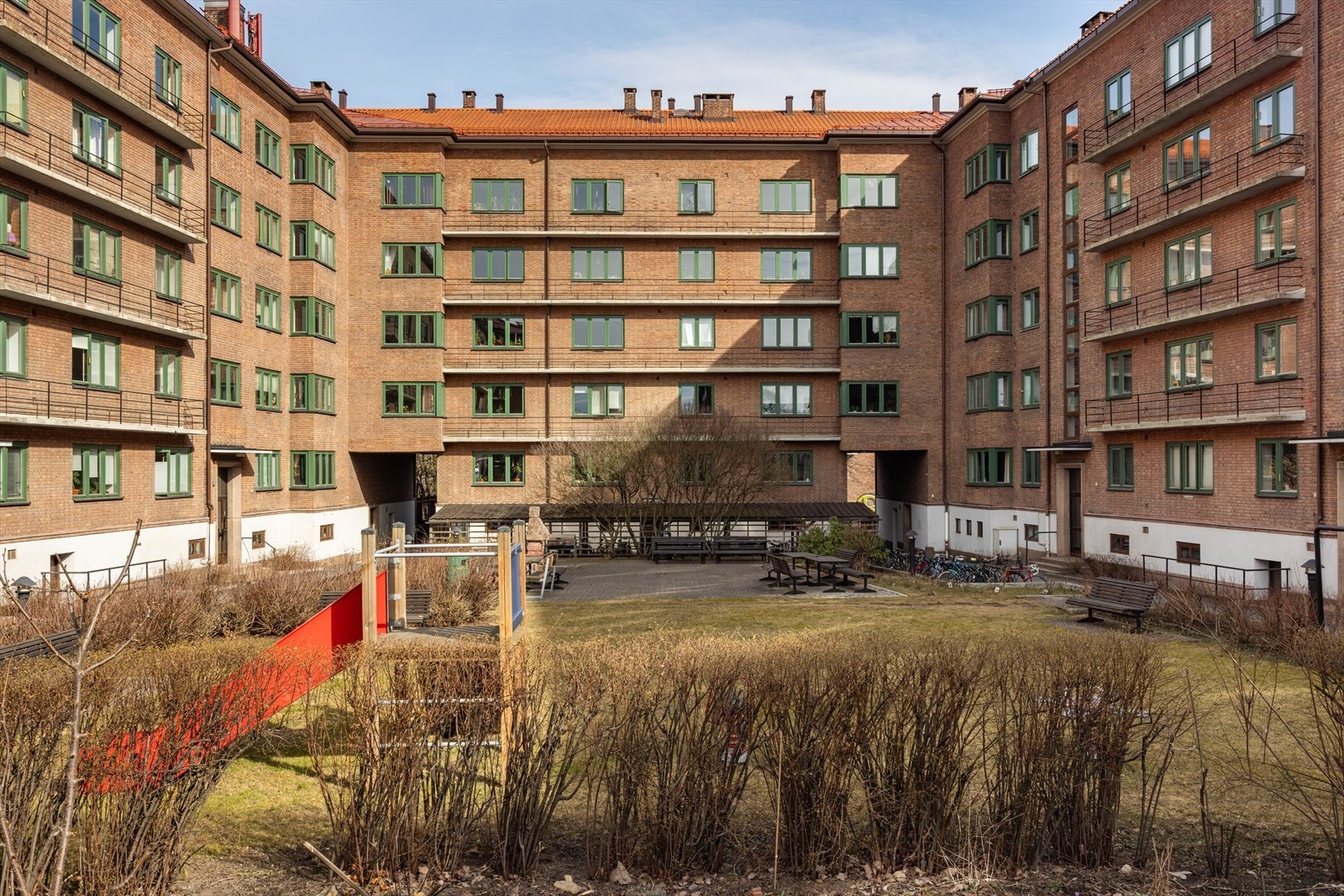Boligen ligger i et veldrevet borettslag med fasiliteter som fellesvaskeri i kjeller, vaktmester med eget verksted (oppgang H) og en egen gjesteleilighet som kan leies etter avtale Galleribilde