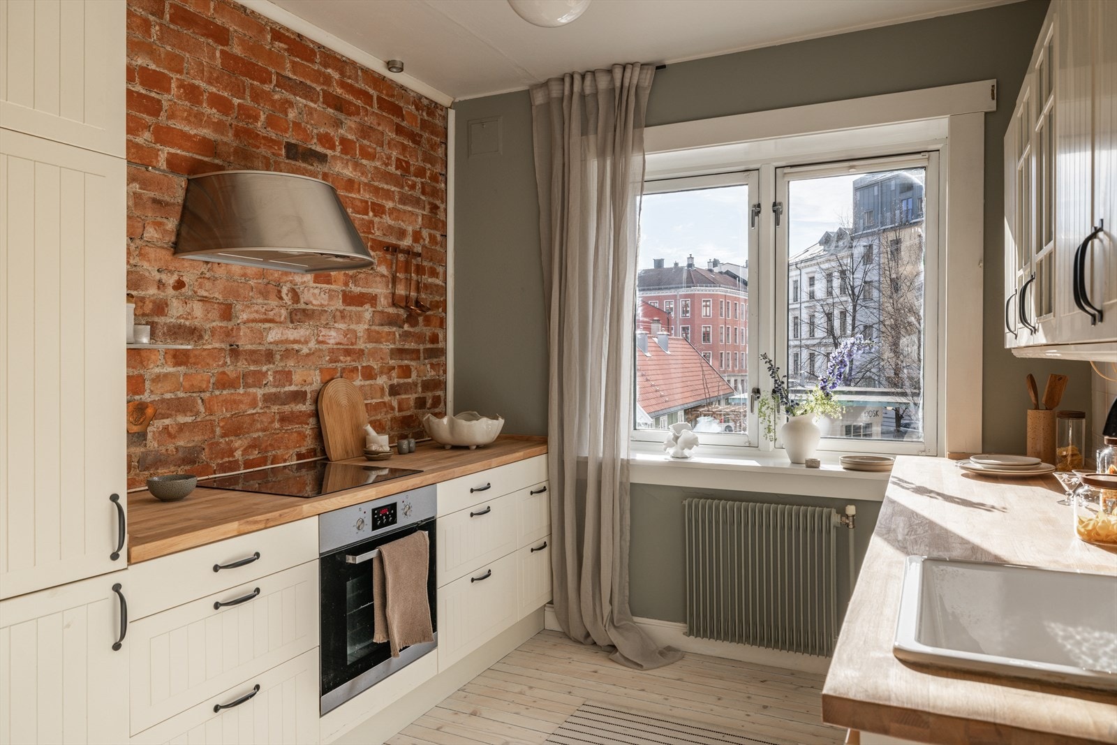 Det er tilkoblet ventilator med kullfilter over stekesonen Galleribilde